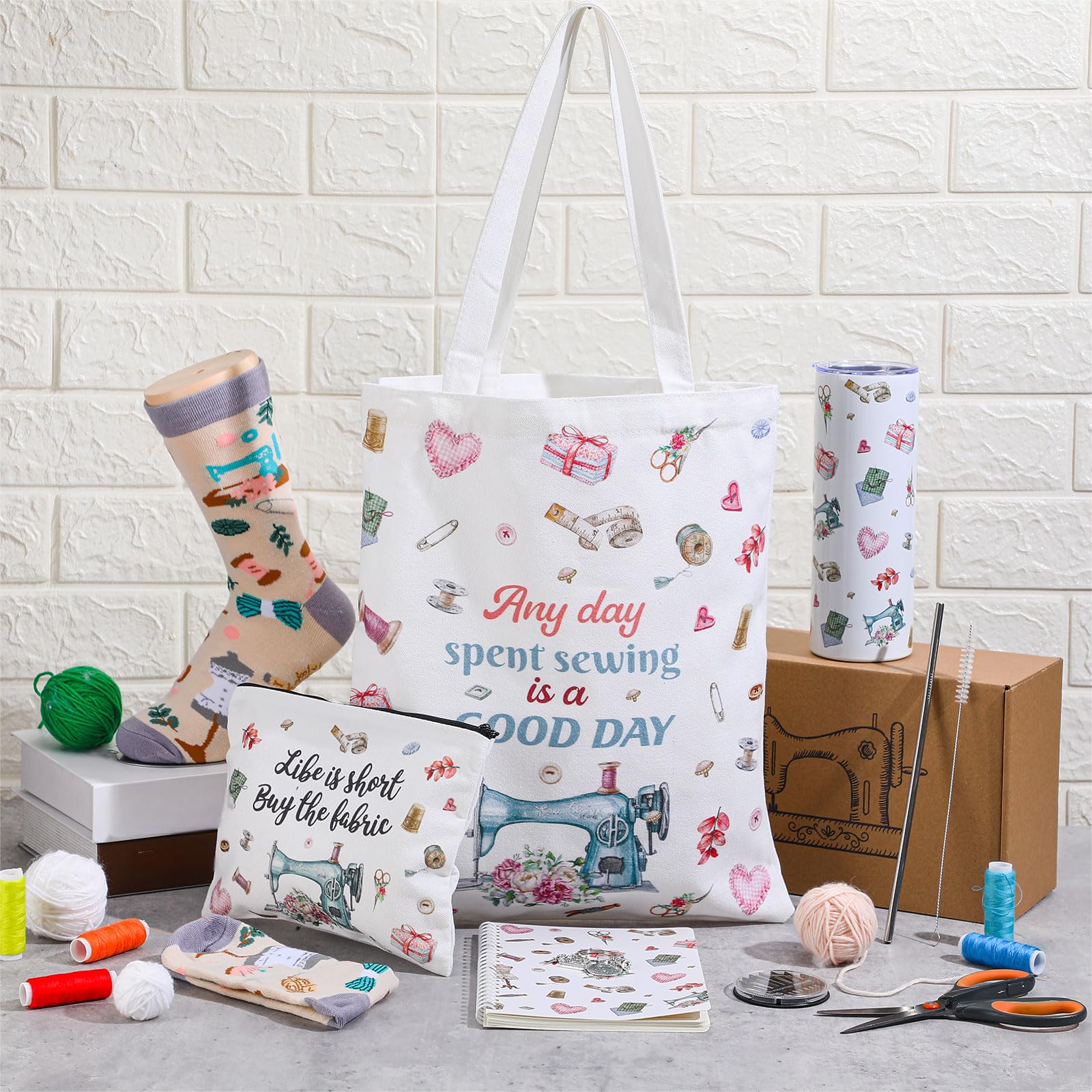Dansydaisy 6 piezas de regalos de costura rosa con vaso de 20 onzas, taza de acero inoxidable, bolsa de cosméticos, calcetines, llavero, cuaderno de bobina, regalos divertidos de costura para mujeres