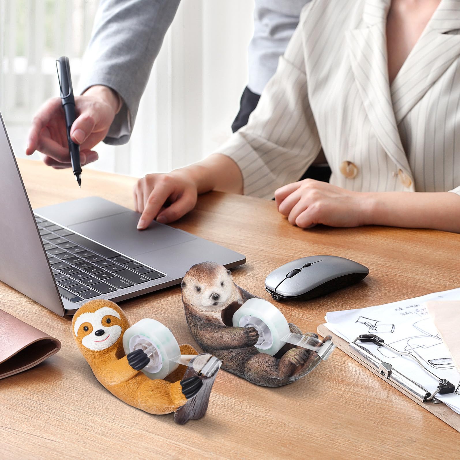 Hemobllo Dispenser per Nastro Adesivo da Tavolo a Forma di Bradipo e Animale Acquatico, Set 2 Pezzi in Resina Robusta, Piccolo Distributore Decorativo per Ufficio e Accessori Scrivania,