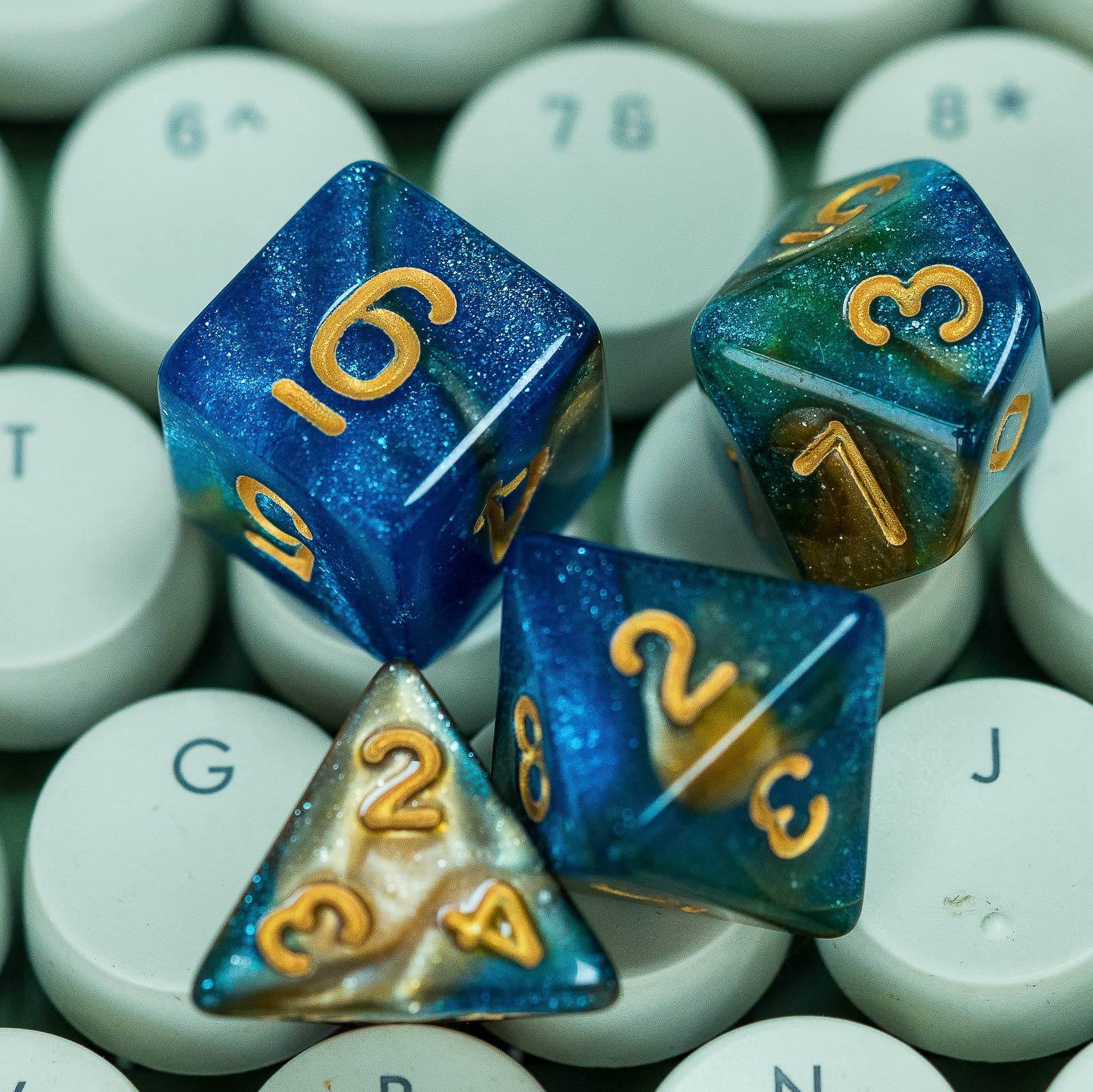 Lot de 7 dés DND polyédriques avec sac à dés en cuir, jeu de dés D&D pour Donjons et Dragons, jeux de table (bleu/jaune/pailleté)