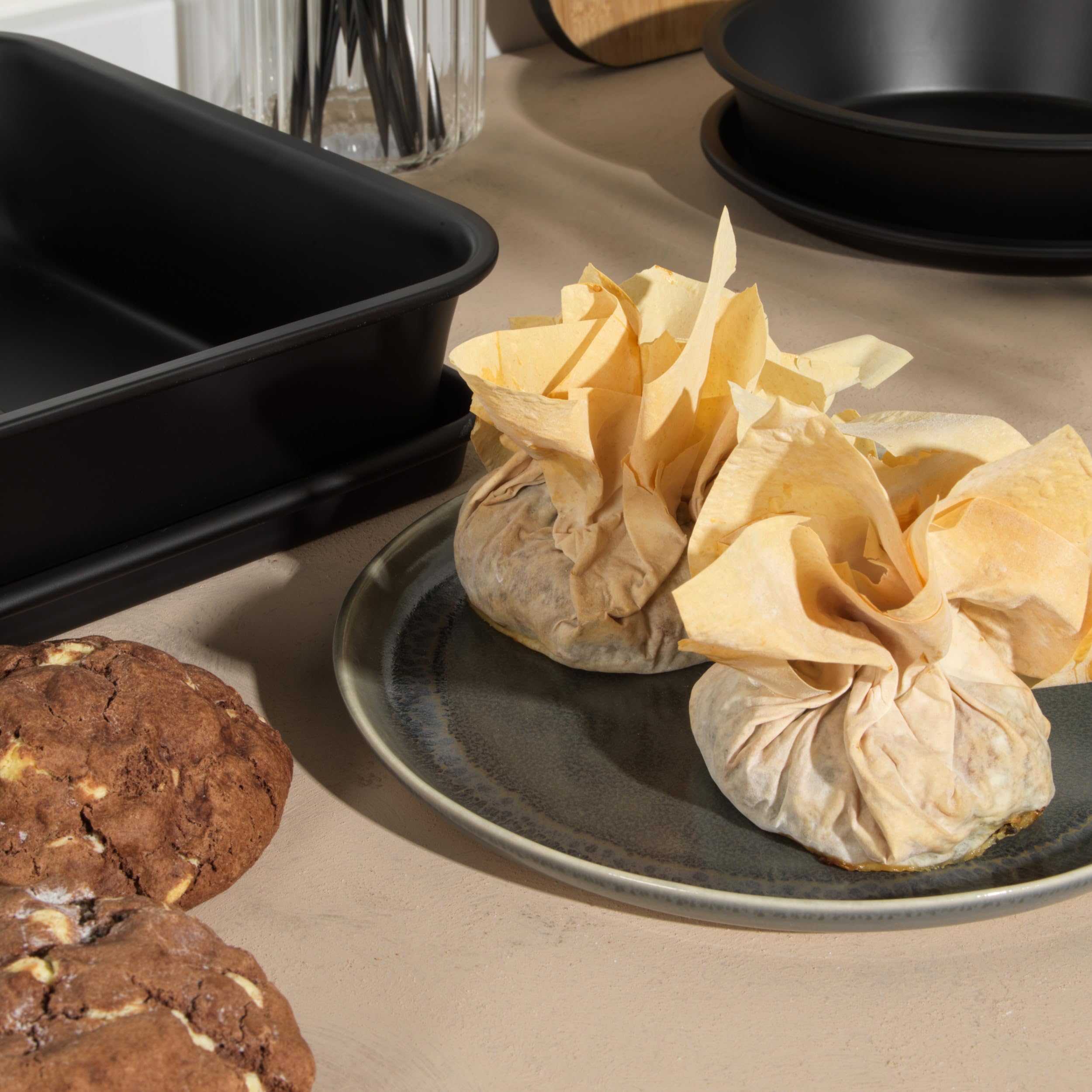 Salter Bakes Hand Mixer & Bakeware Set – Set da forno antiaderente impilabile, frusta elettrica con 5 velocità, accessori rimovibili in acciaio inox, tortiere, teglia e griglia di raffreddamento