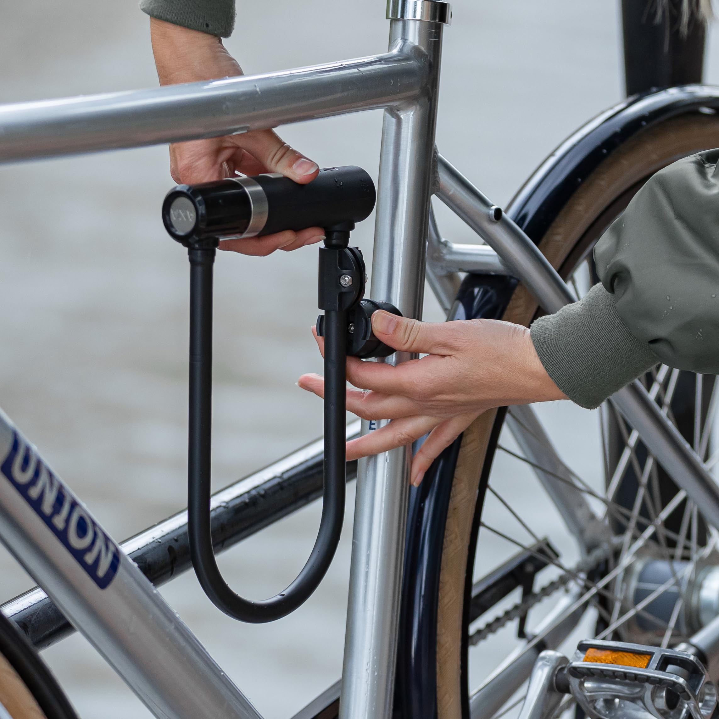 AXA Newton UL-300 Antivol vélo, Antivol U, Cadenas pour vélo et scooter, VTT, Électrique, Robuste, Avec support solide, 30 cm x 14 mm