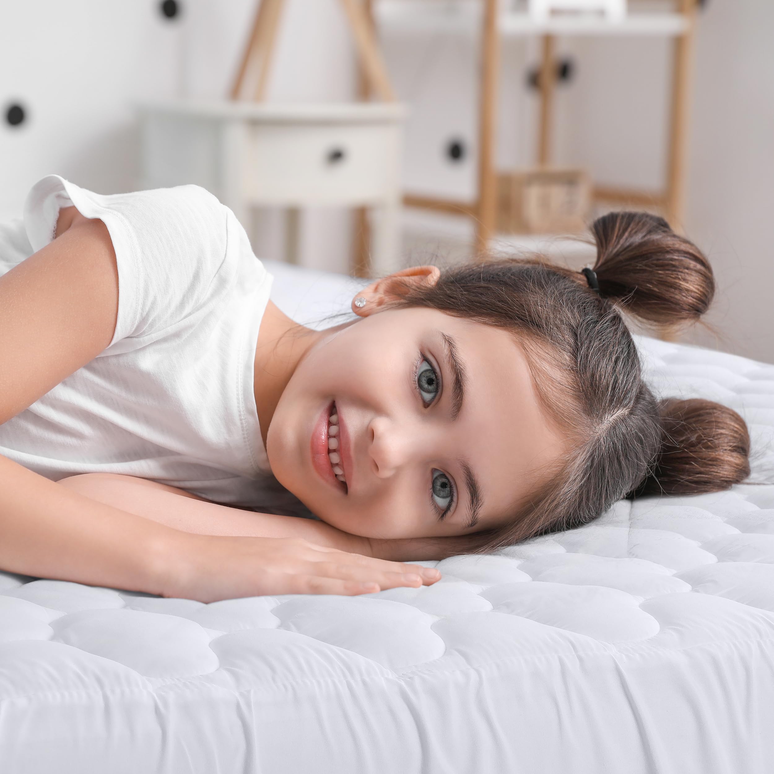 Utopia Bedding Protector de colchón impermeable, protector de colchón matrimonial, funda acolchada ajustable que se estira hasta 16 pulgadas de profundidad (blanco, individual (paquete de 2))
