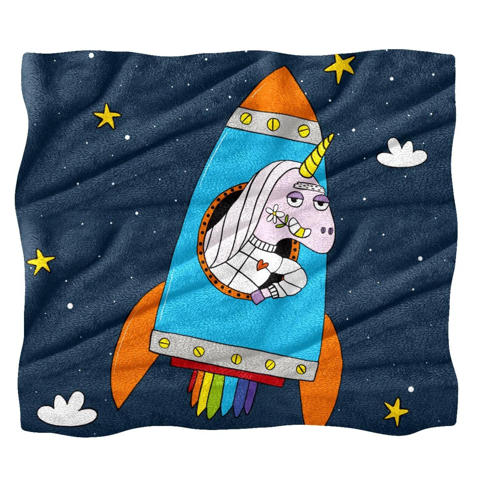 Plaid polaire fusées et étoiles pour soirées cocooning sur canapé