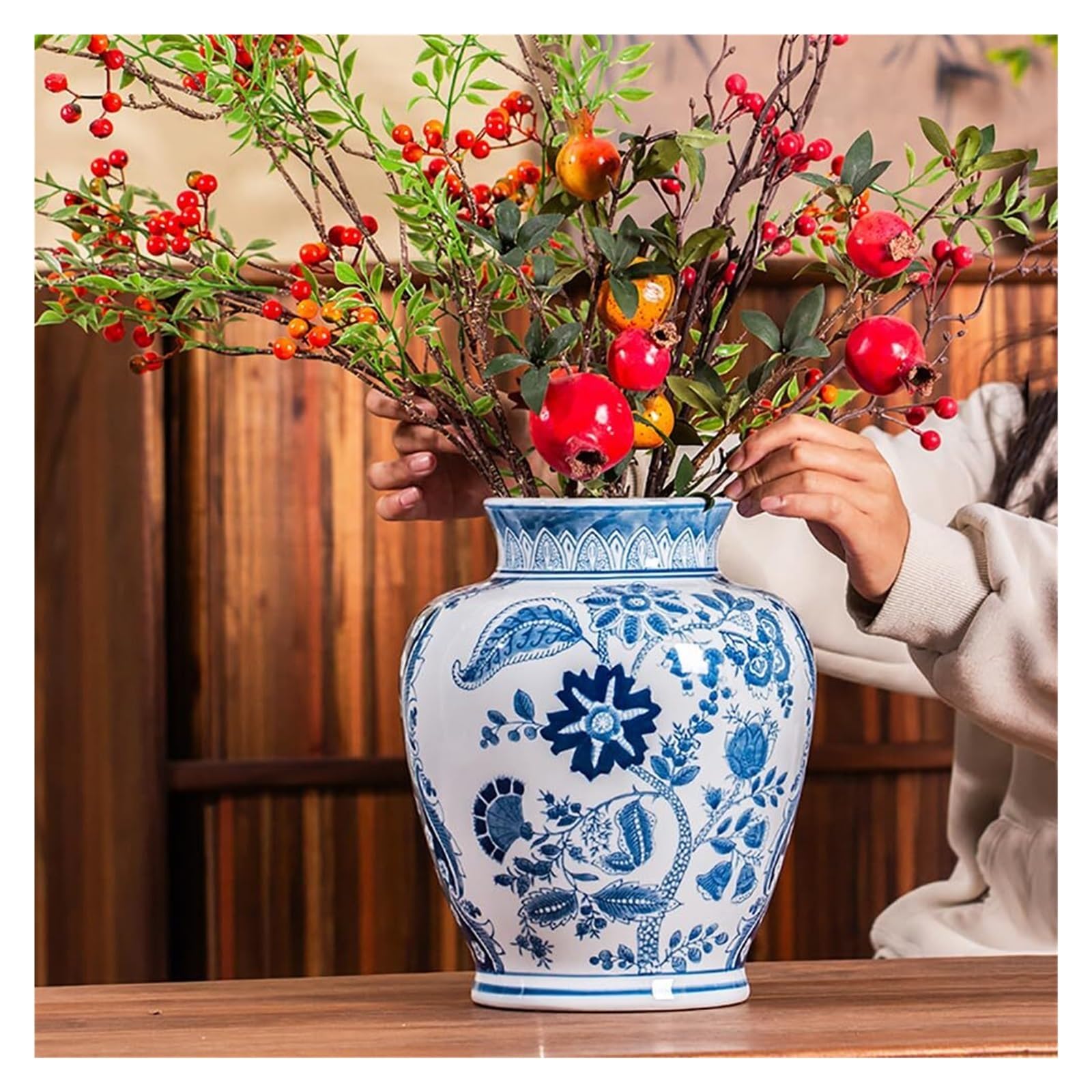Vase bleu et blanc en porcelaine de 12 pouces au design artisanal géométrique