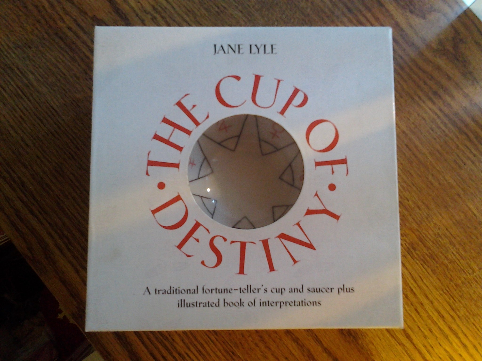 The Cup of Destiny: A Traditional Fortune-Teller's Cup and Saucer Plus Illustrated Book of Interpretations Hardcover – 31 Aug. 2001