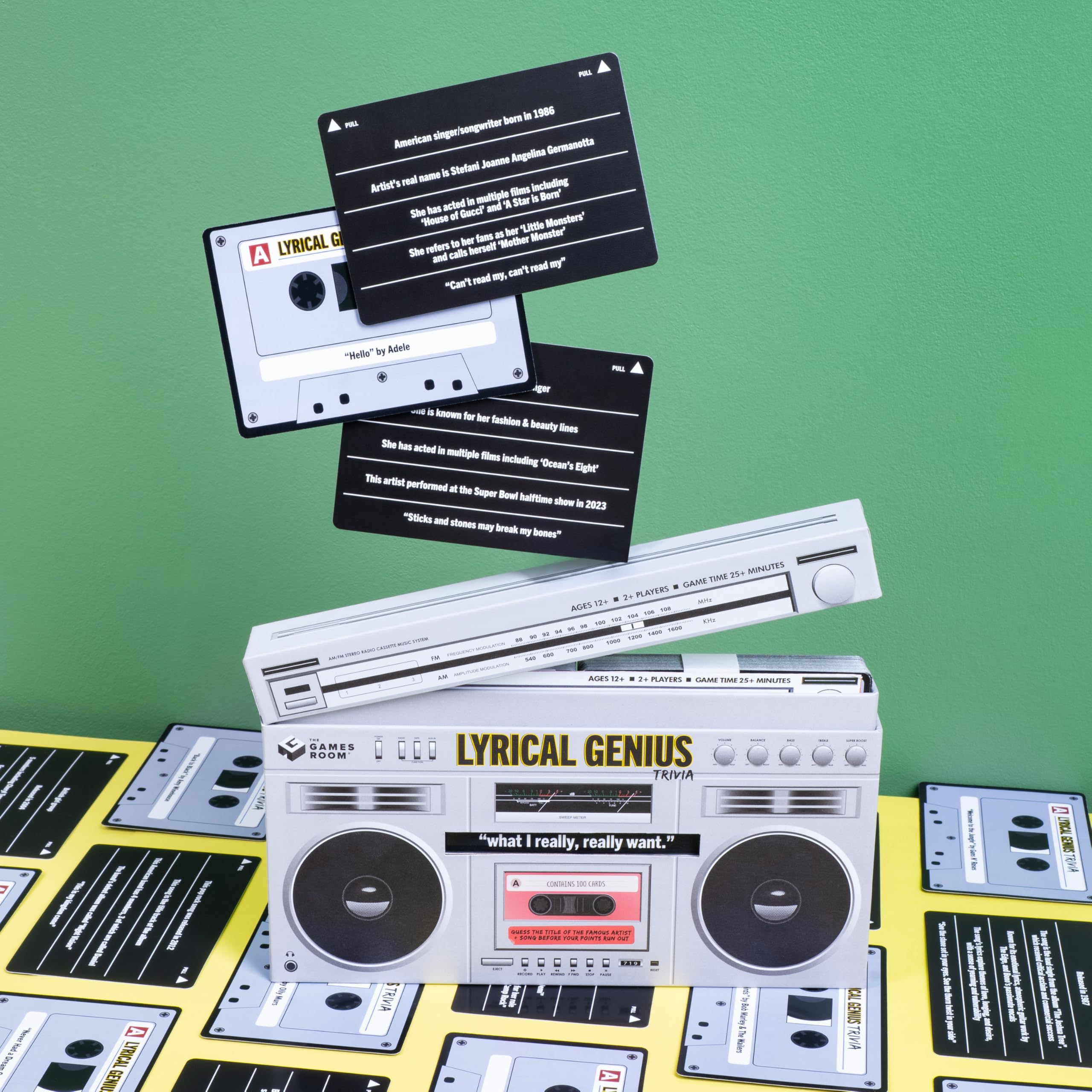 Fizz Creations Lyrical Genius. Musik-Trivia-Spiel. Nostalgisches Retro-Boombox-Design, Partyspiele, Familienspiel, 2+ Spieler, Spielzeit 25+ Minuten