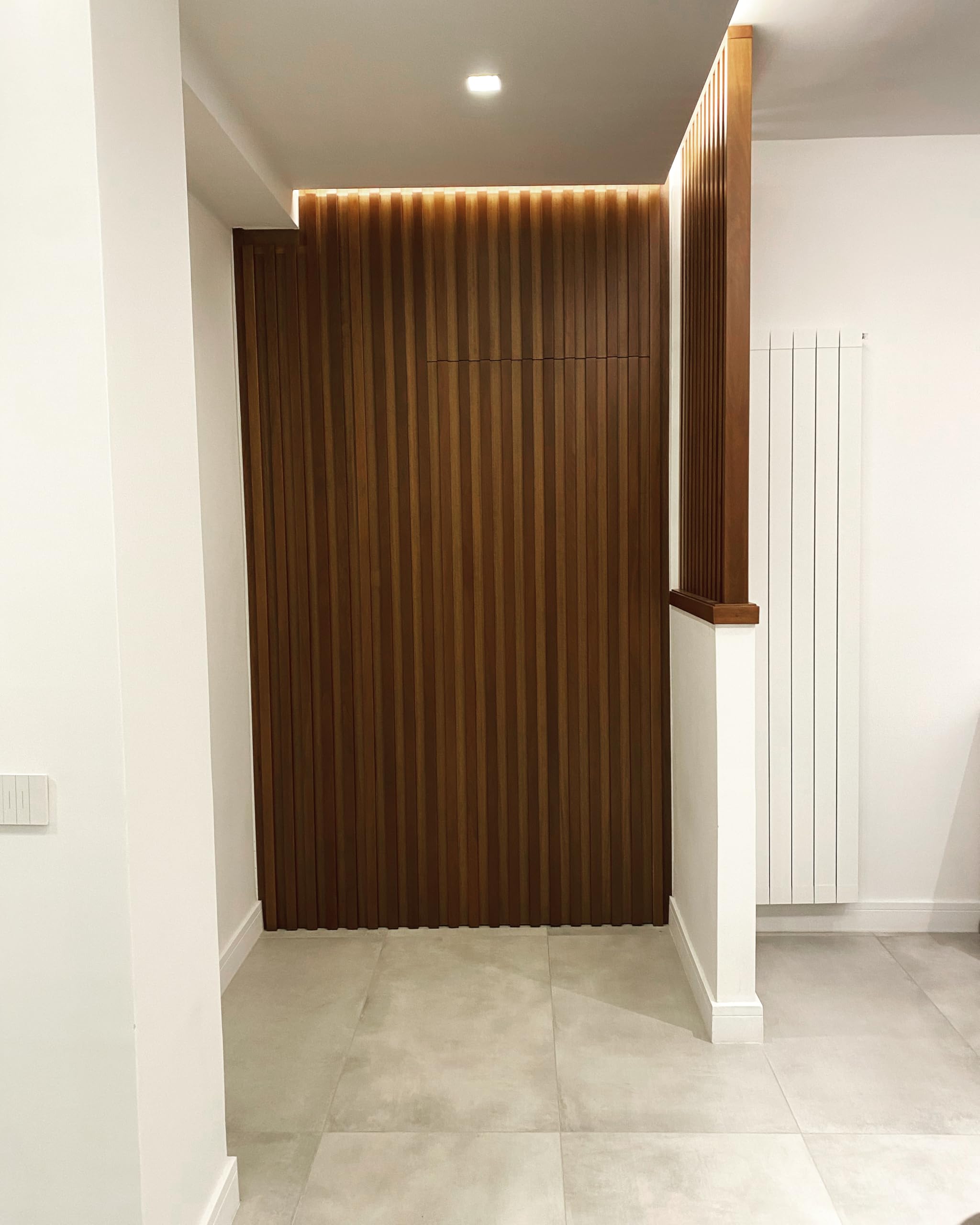 Striscia luminosa LED flessibile, lunga 5 metri, colore bianco e con adesivo 3M rosso 60 WATT, ideale per luce sottopensile e luce soffusa. IP65 per uso esterno ed interno