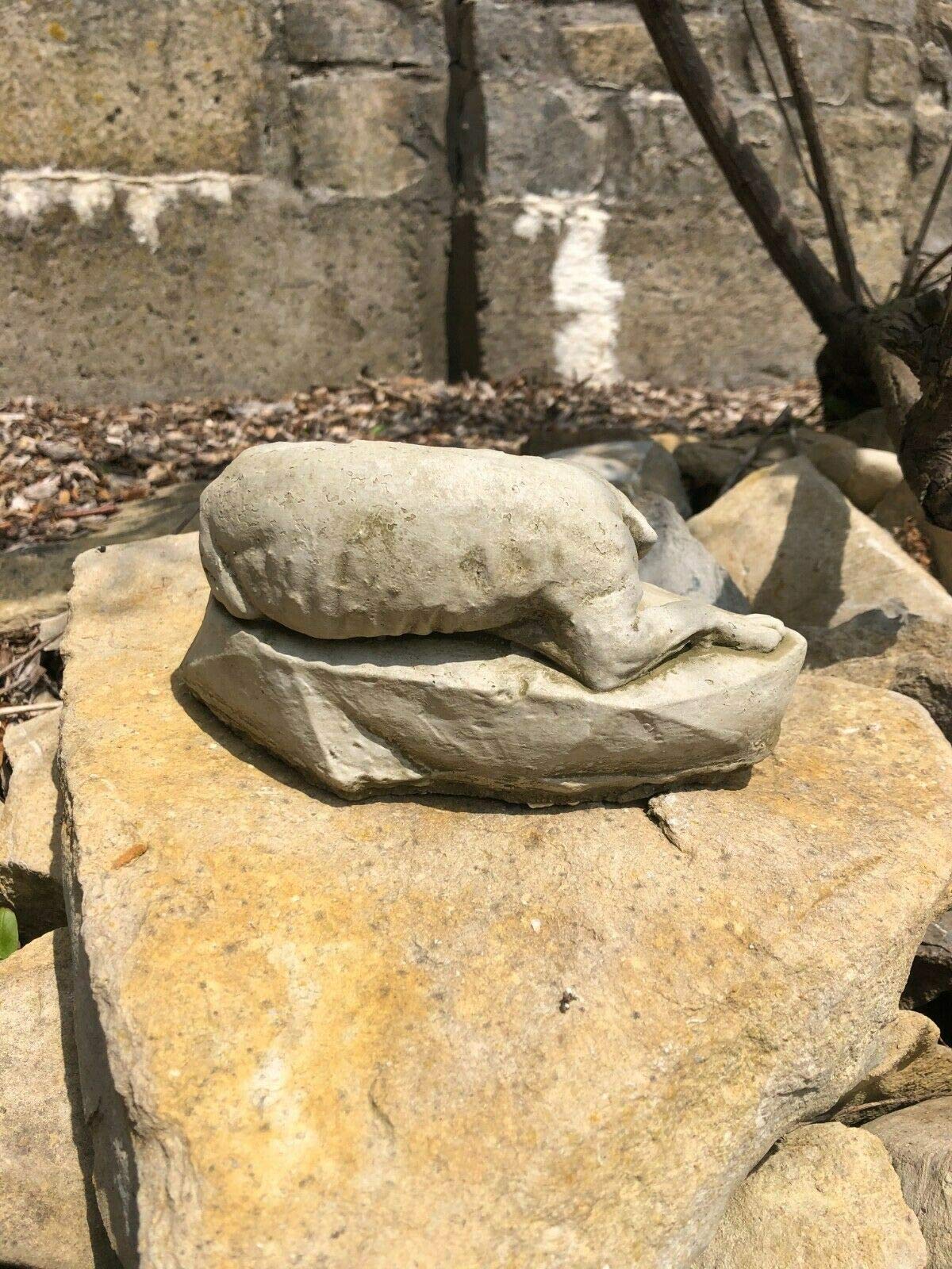 Statua del cane addormentato | Decorazione ornamentale da giardino in pietra ricostituita