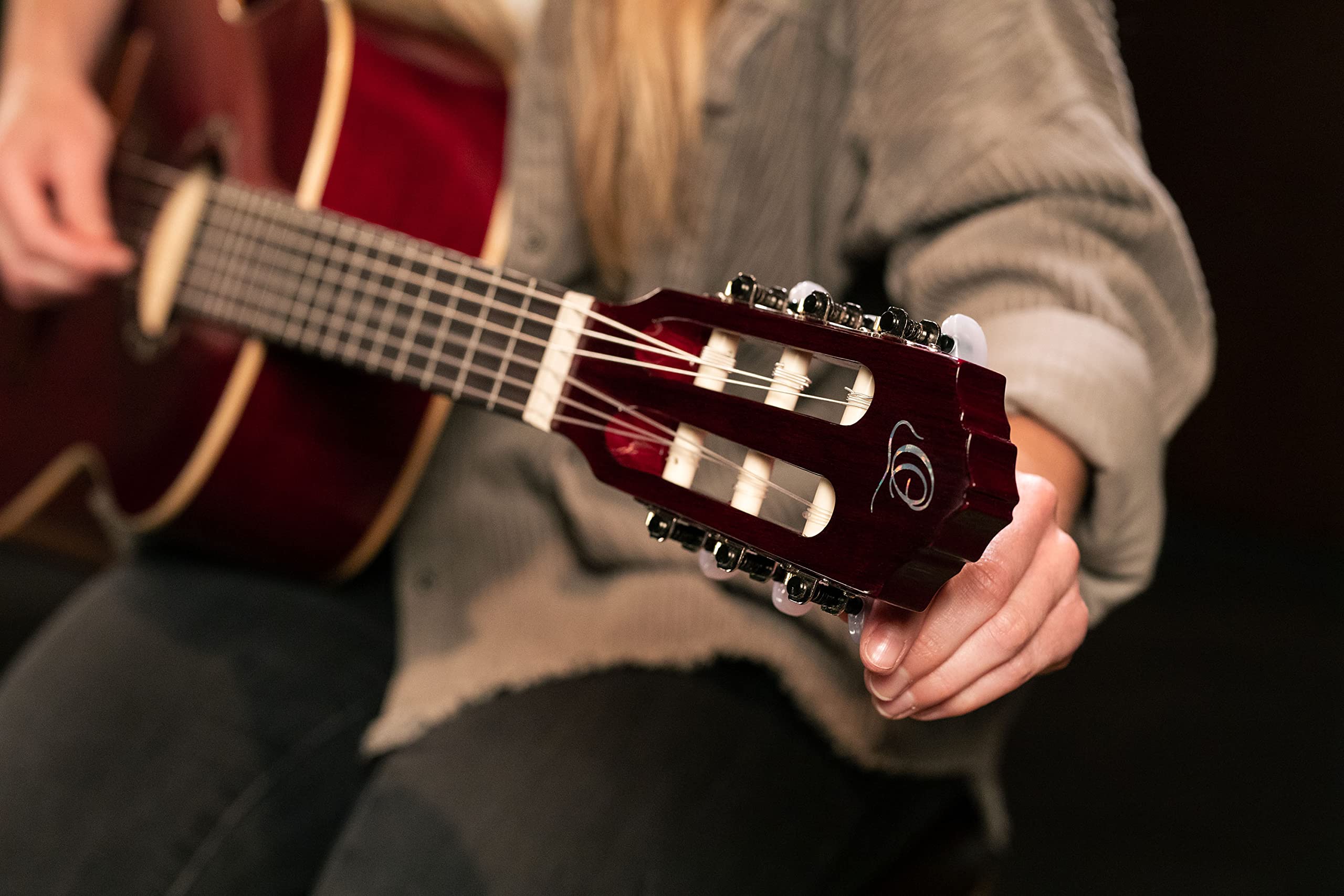 Ortega Guitars 1/2 Konzert Gitarre – Family Series – Inklusive Gig Bag – Fichte, Mahagoni, Rot (R121-1/2WR)