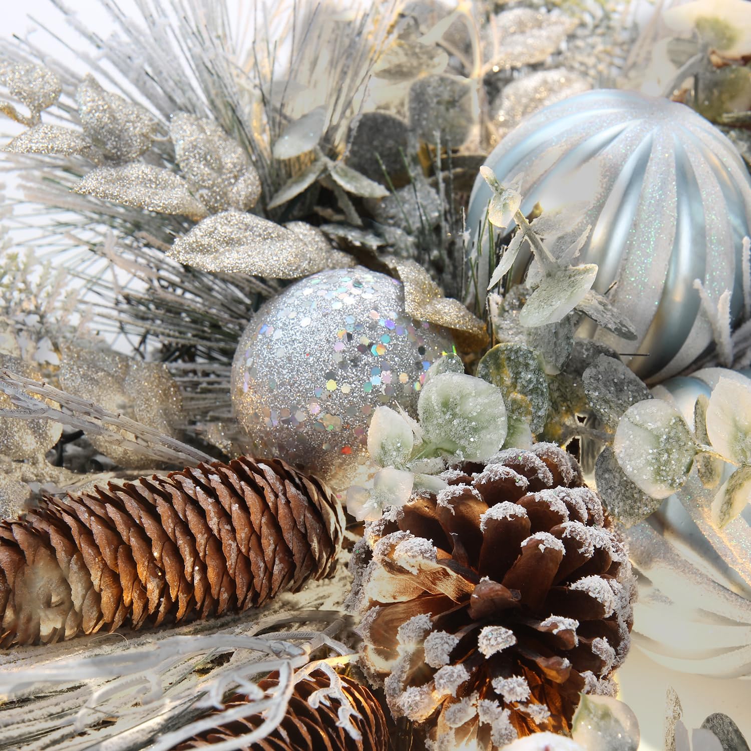 Ø61cm Weihnachtskranz Künstlicher Kranz mit Dekorative Weihnachtskugeln, Tannenzapfen, Beeren für Haustür, Hauswandbehang oder Weihnachtsdekoration, Winterschmuck Winterschmuck