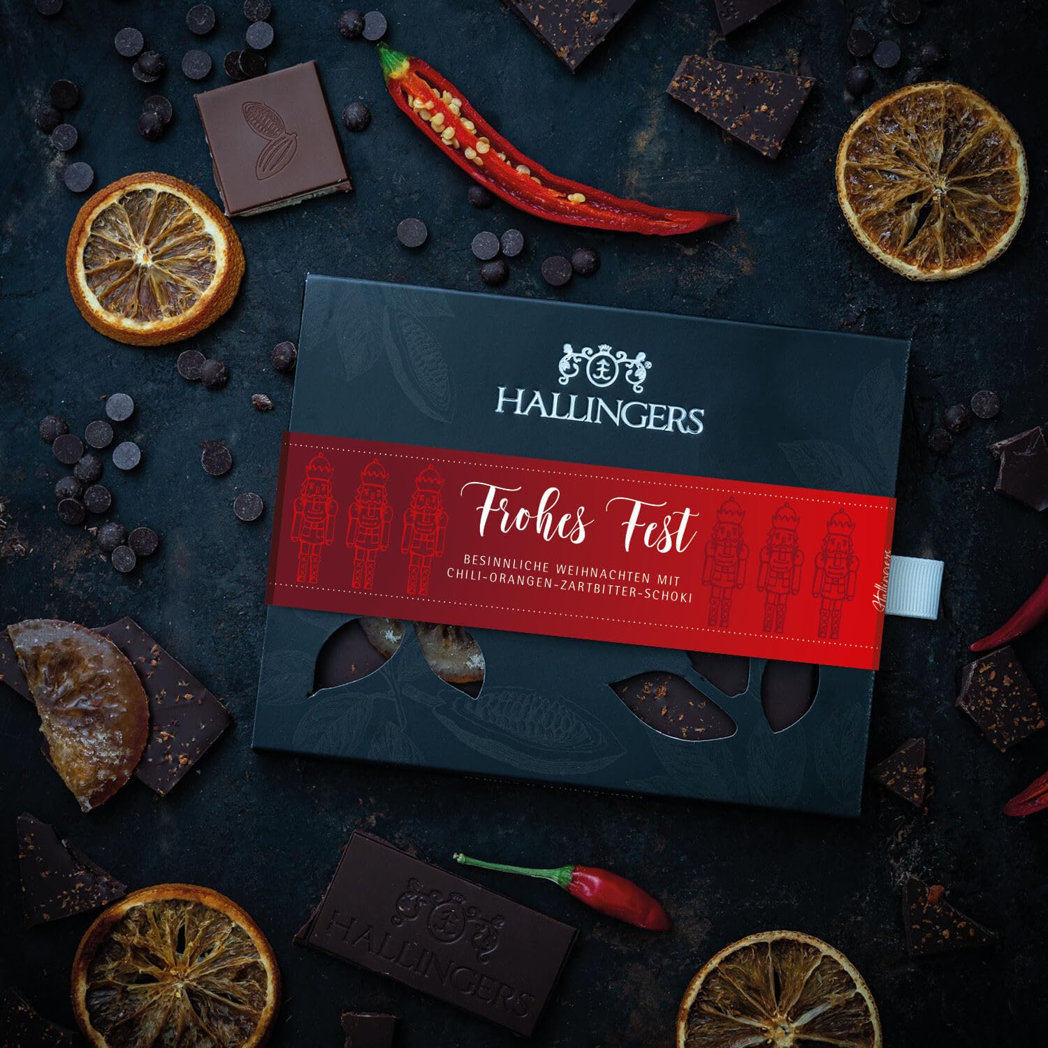 Hallingers Genuss Manufaktur Vegane Schokolade Weihnachts-Geschenk - Tafel handgeschöpfter Edelkakao ohne Alkohol edler Karton 10x "Frohes Fest" Orange-Chili, Weihnachten für Frauen Männer
