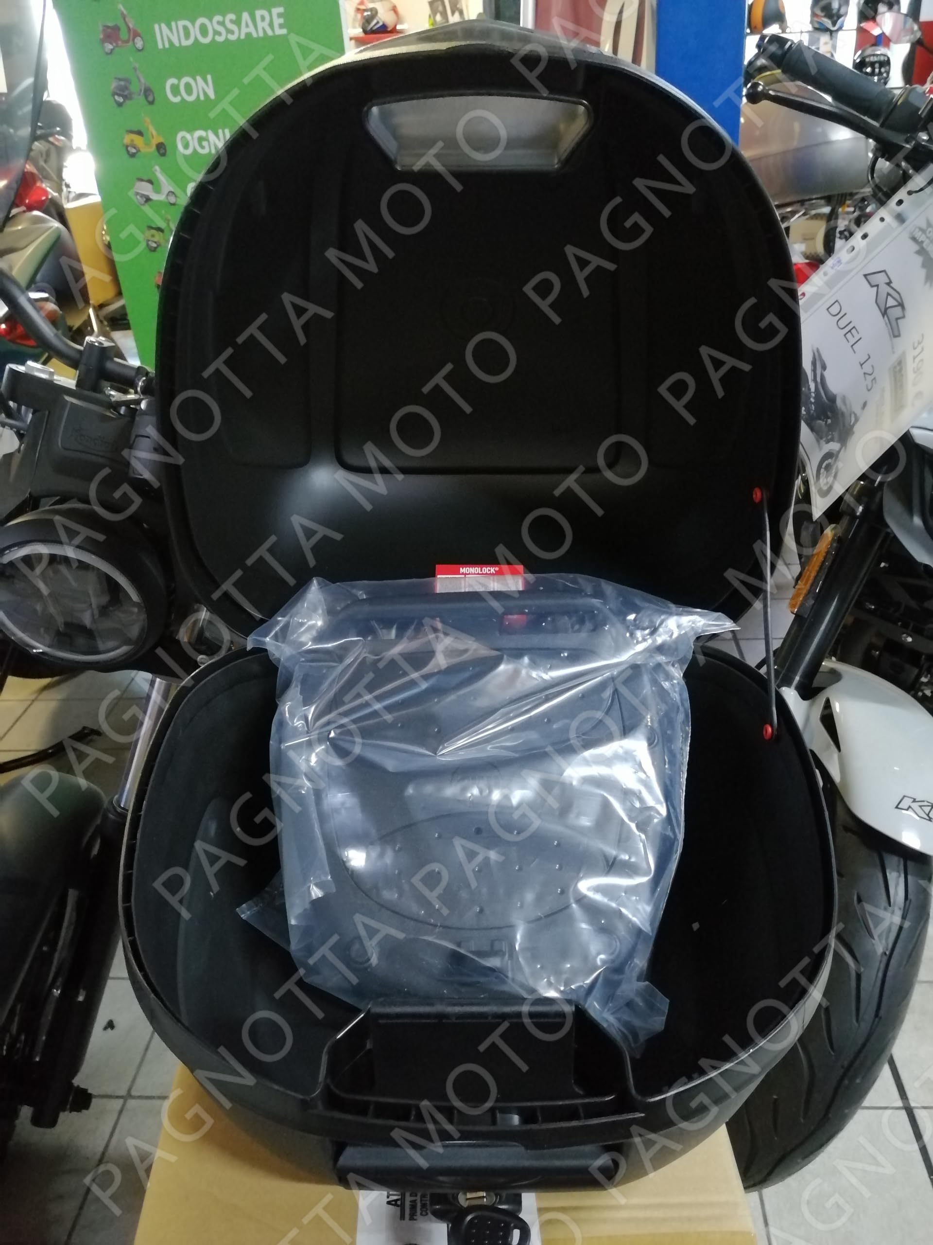 GIVI Bauletto 30lt Baule goffrato Nero con catadiottri fumé, piastra e kit universale, chiusura Micro 2 (Nero Tech)