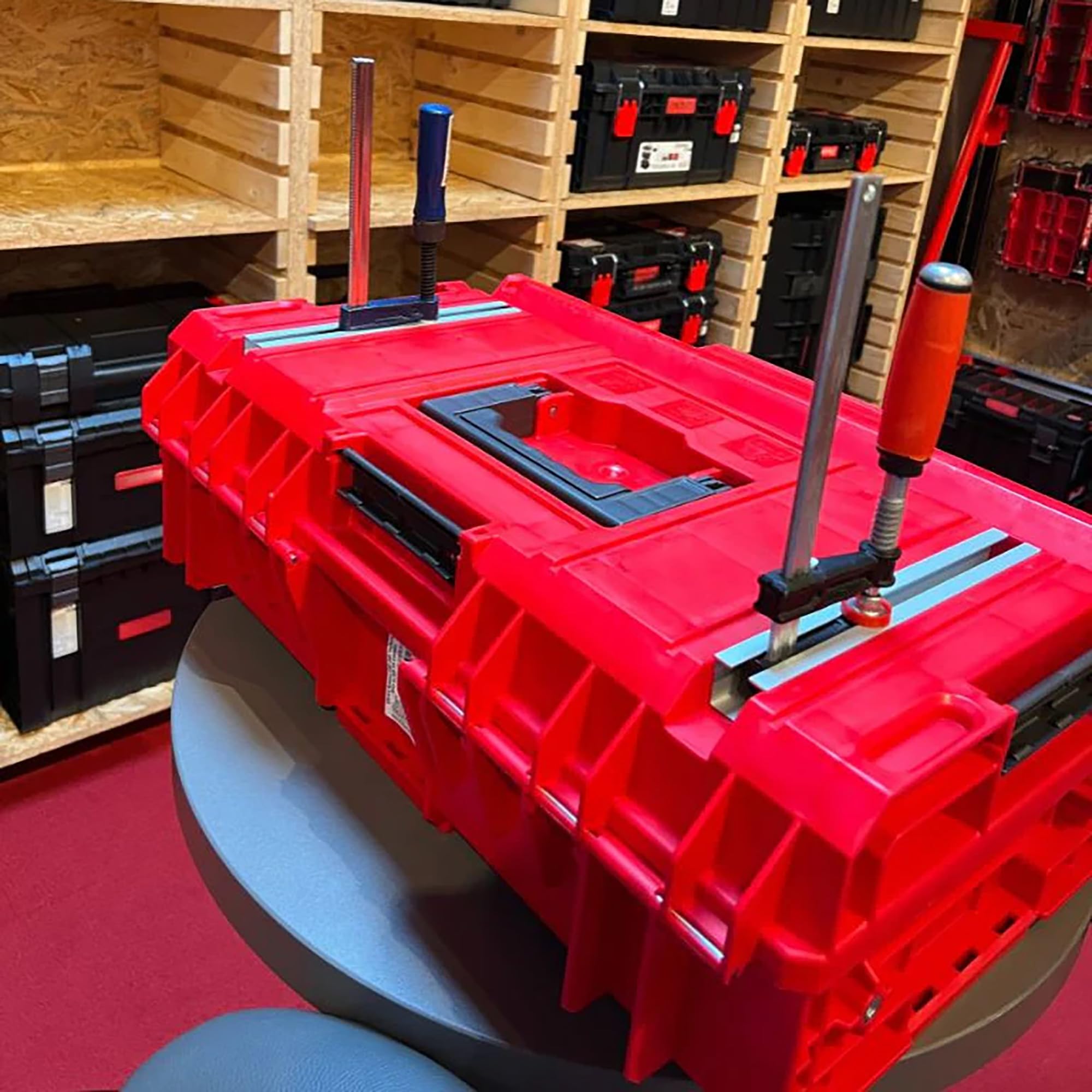 Qbrick System One 200 2.0 Technik Red Ultra HD walizka na narzędzia, skrzynka narzędziowa z tworzywa sztucznego, skrzynka na narzędzia z zamknięciami zaciskowymi, organizer do warsztatu, czerwona,