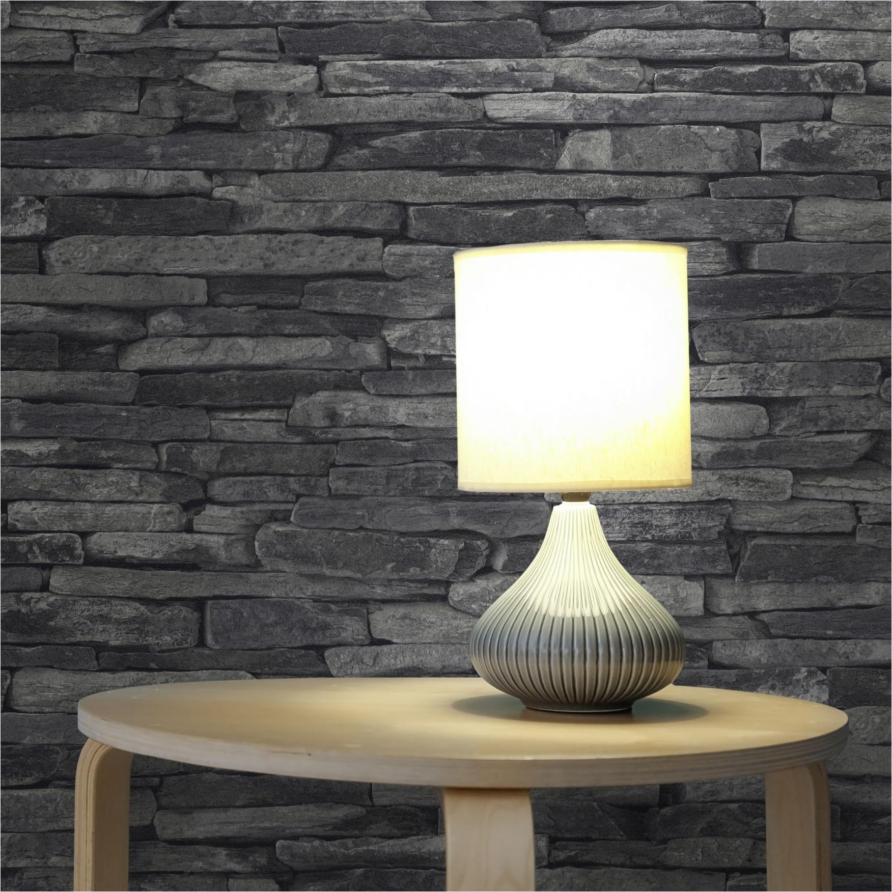 Papier peint effet pierre gris noir pour créer une ambiance loft dans votre salon