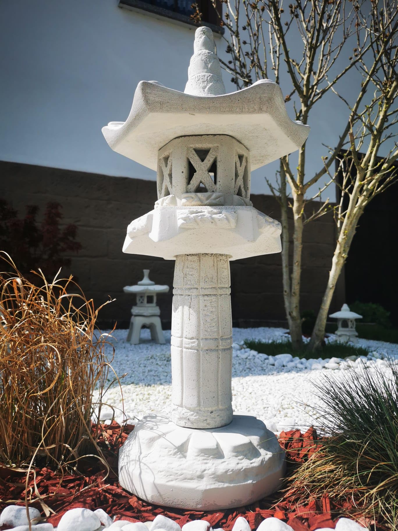 Steintempel im japanischen Stil 'Yukimi auf Säule HK' - Handgefertigte Gartenfigur aus regionalem Steinguss - Zen - Dekoration für Garten & Terasse - wetterfest & langlebig