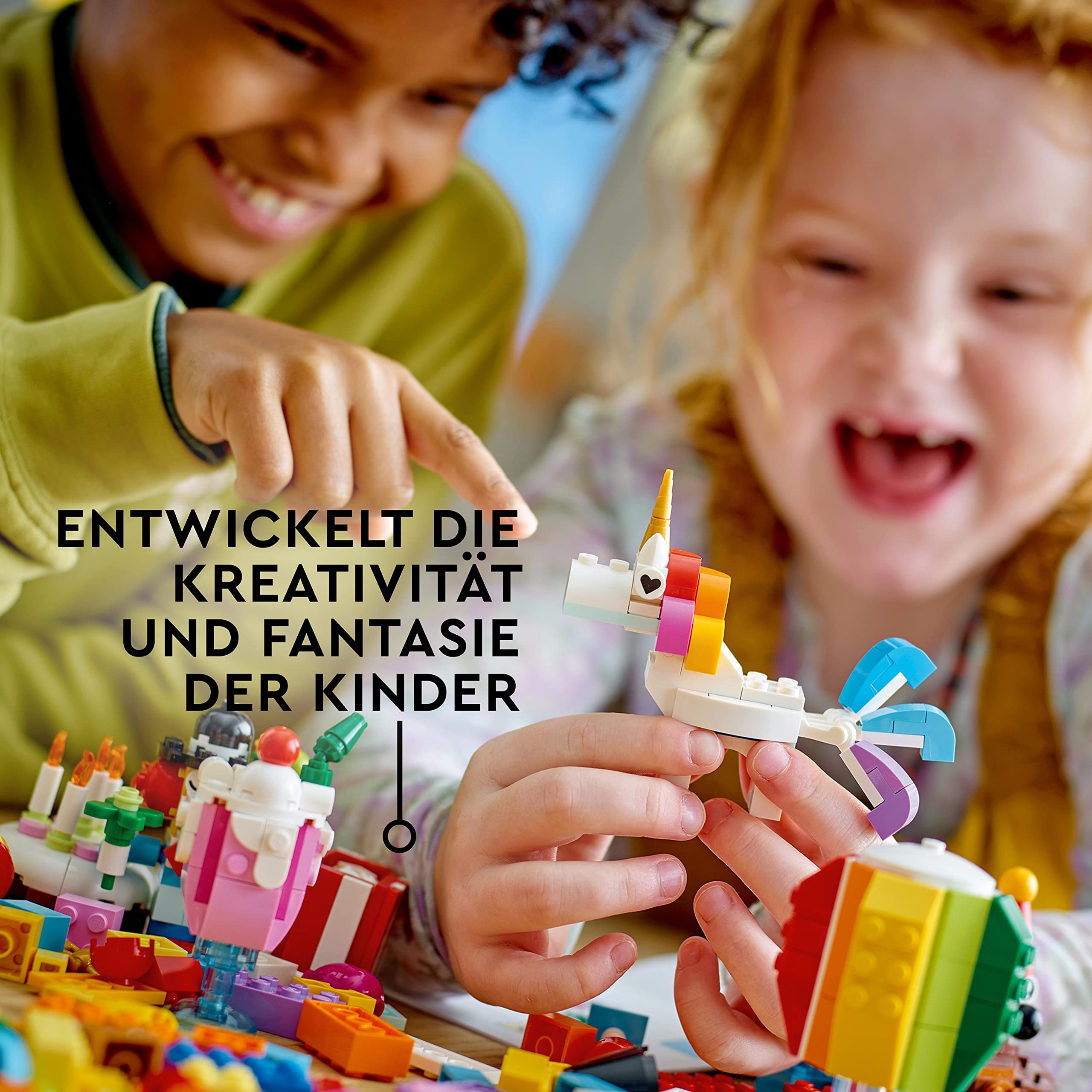 LEGO 11029 Classic Party Kreativ-Bauset Bausteine-Box, Familienspiele zum gemeinsamen Spielen, enthält 12 Mini-Bausteine: Teddybär, Clown, Einhorn, Spaß für alle ab 5 Jahren