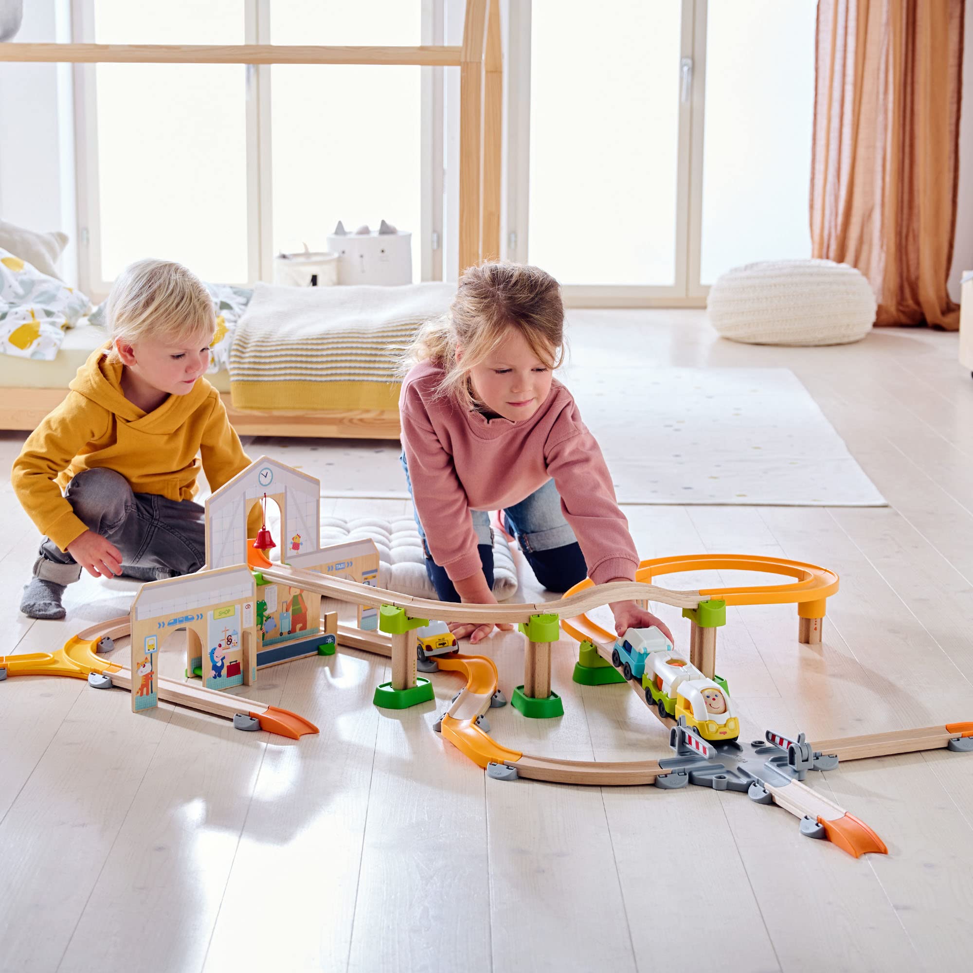 HABA 306745 - Kullerbü – Spielbahn Bahnhof, Erste Kugelbahn Grundpackungen ab 2 Jahren, Bunt
