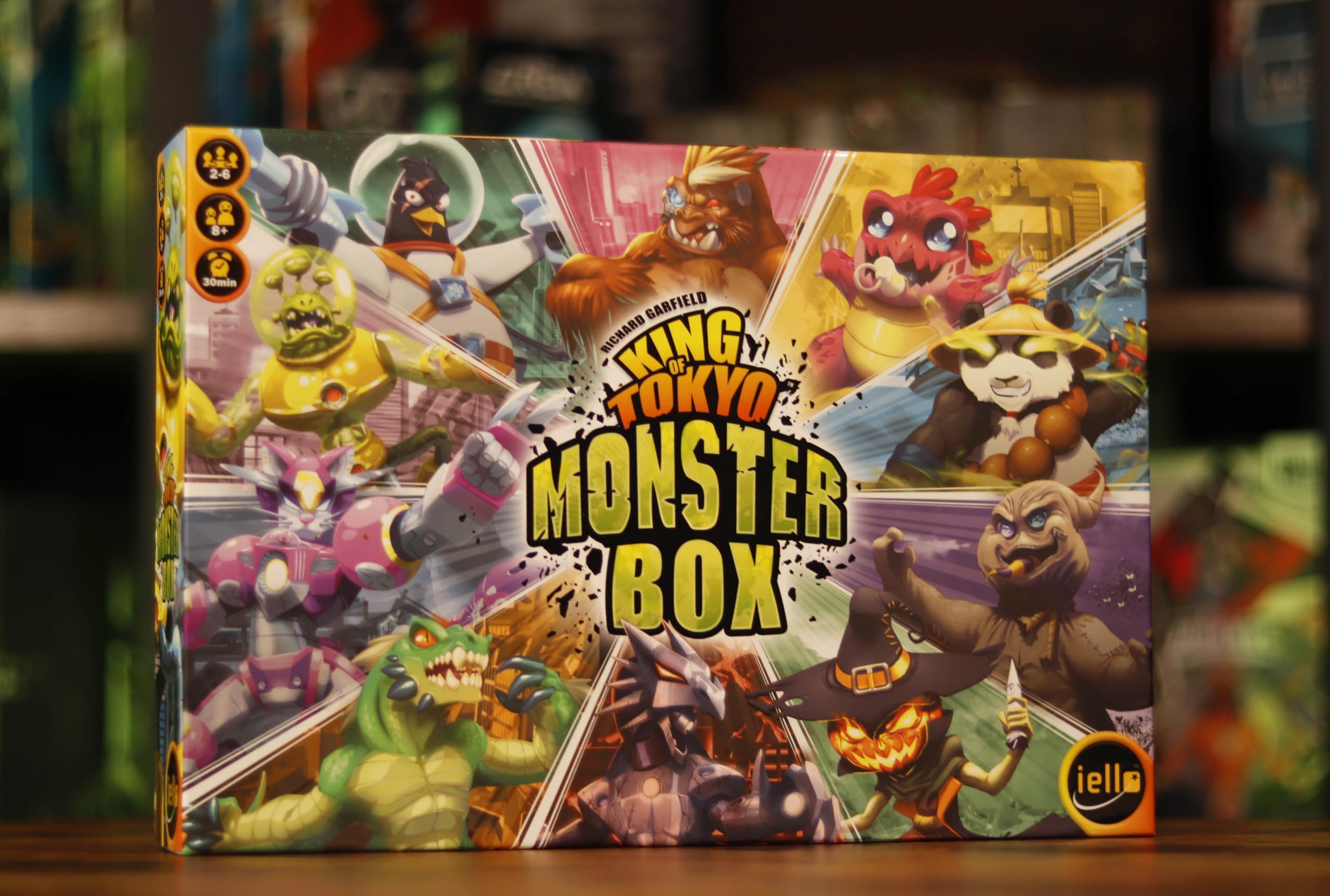 IELLO King of Tokyo Monster Box – Jeu de Société Édition Complète – Jeu de Base + Extensions Power Up et Halloween – Dès 8 Ans – 2 à 6 Joueurs