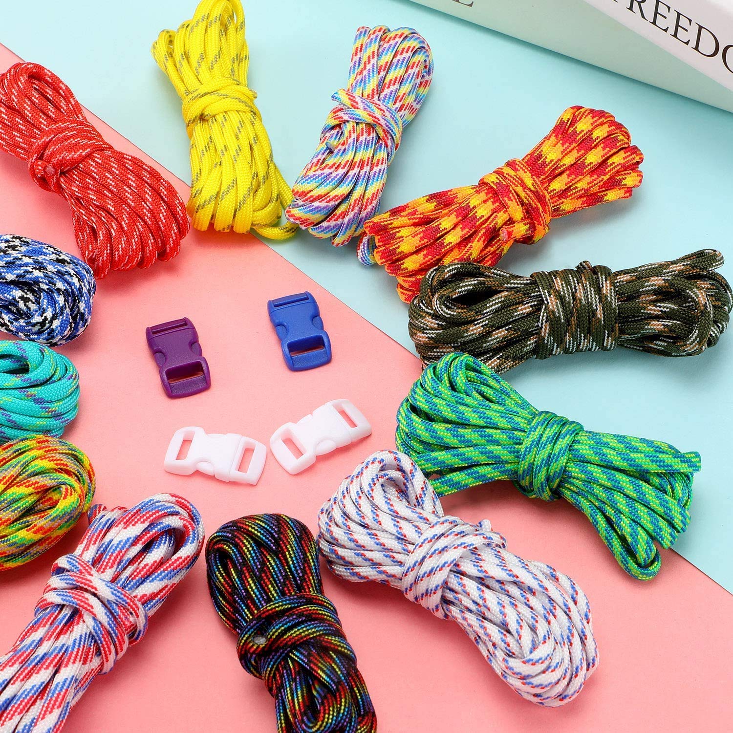Lot de 24 paracordes multicolores de 3 m 550 cordes multi-usages avec 14 boucles colorées pour bracelet, 4 mousquetons à ressort et 2 aiguilles à coudre pour paracorde