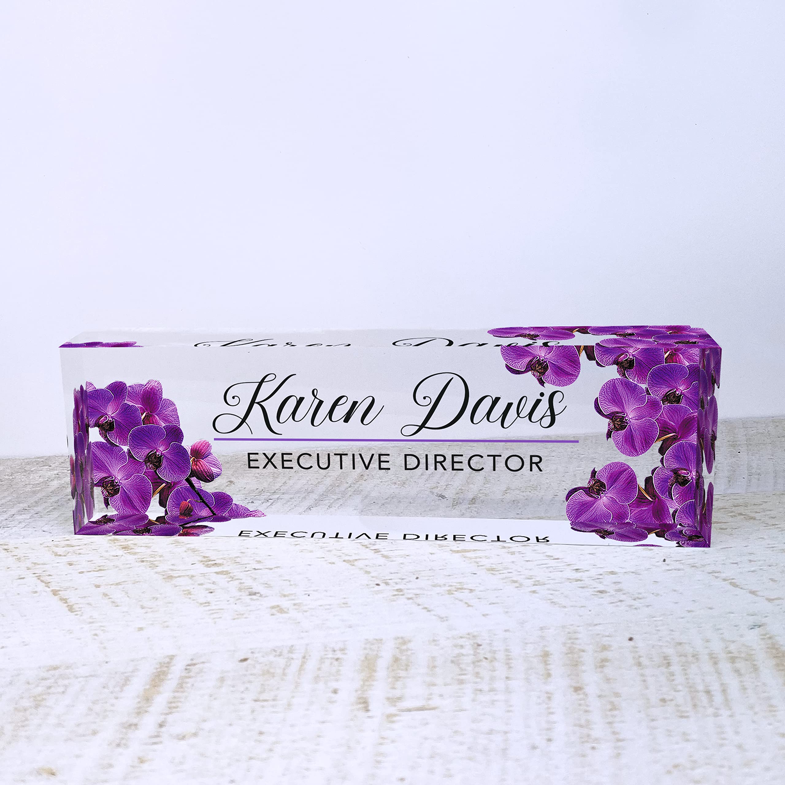Artblox Placa de nombre personalizada para escritorio de oficina, diseño de orquídea morada sobre vidrio acrílico transparente, decoración de escritorio de oficina (8 x 2.5 pulgadas)