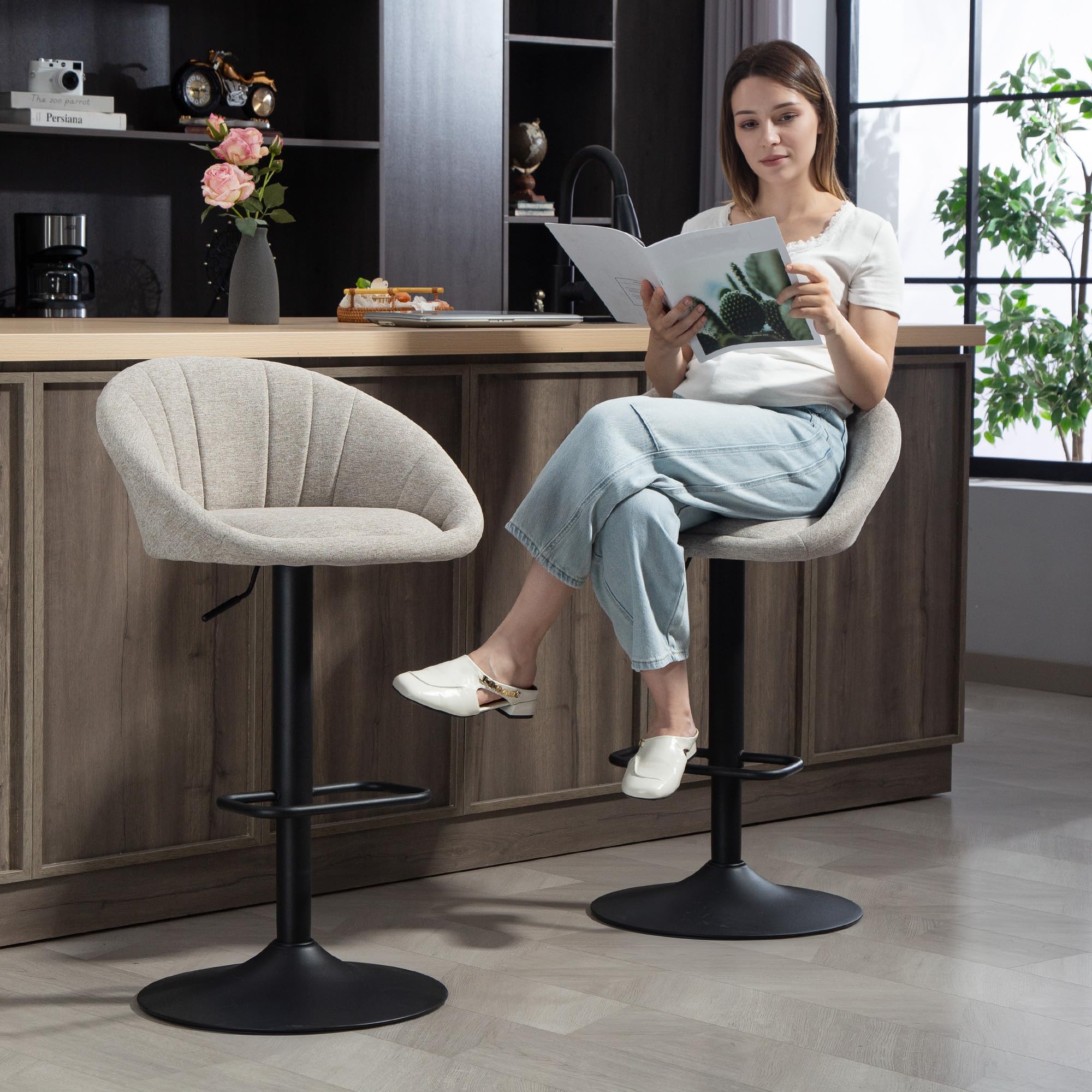 HOMCOM Set 2 Sgabelli Bar con Schienale e Braccioli, Altezza Regolabile, Sgabelli Cucina Girevole a 360° con Poggiapiedi Integrato, Sedie Bar Alte in Tessuto, per Soggiorno, Sala da Pranzo, Beige