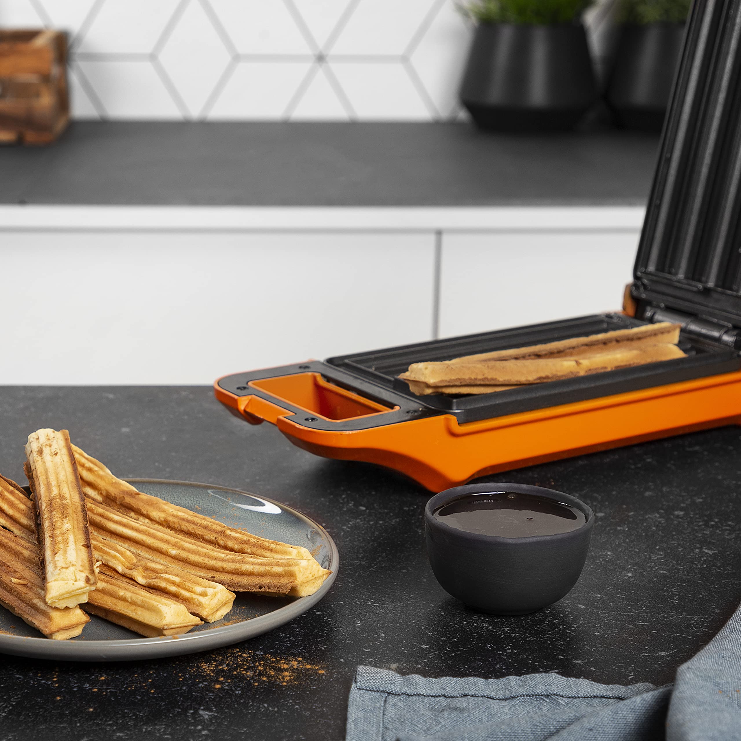 Princess Churros Maker - 4 knusprige Churros in 5 Minuten, 180° Drehbar, automatische Temperaturkontrolle, 200 °C, 22 x 12 cm Backfläche, 700 Watt, orange, 132405