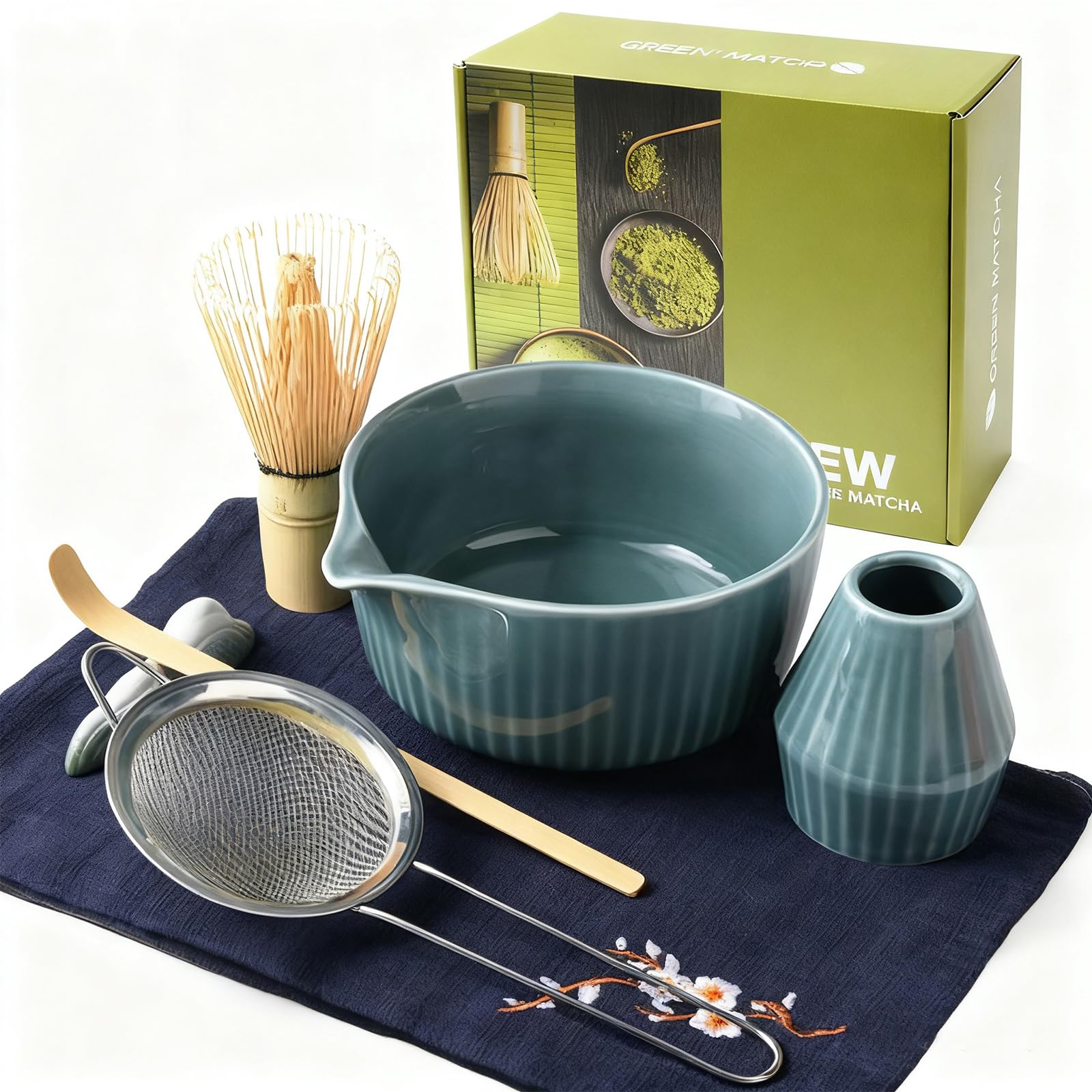 Matcha Kit Completo 7 Pezzi in Regalo Elegante: Ciotola Ceramica, Frullino di Bambù, Set per Tè Giapponese con Base, Setaccio Acciaio + Tovaglietta Lino - Set Matcha Autentico (Blu)