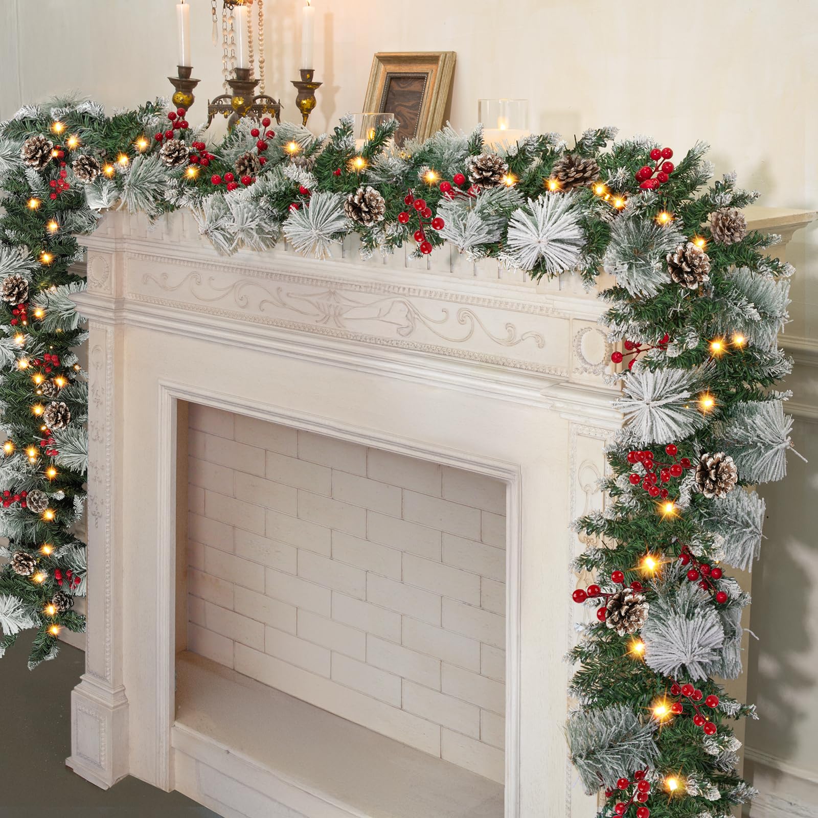 HOHOTIME Ghirlanda natalizia con luci, 2,7 m, ghirlanda di pino artificiale preilluminata con bacche di neve e pigne per mantello, decorazioni natalizie, decorazioni natalizie per scale, ringhiere,