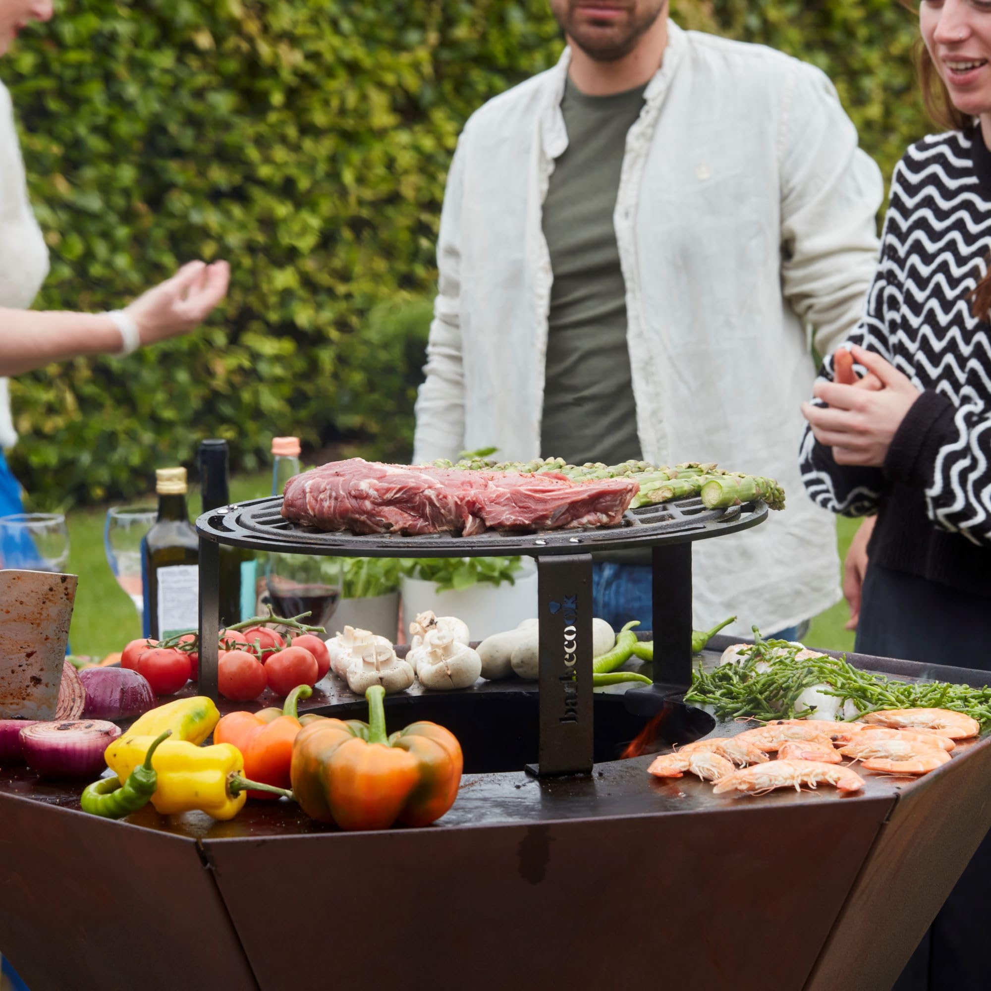 Barbecook Nestor oryginalny grill zewnętrzny na drewno z deską i podwyższoną kratką ze stali corten, 92 x 92 x 120 cm