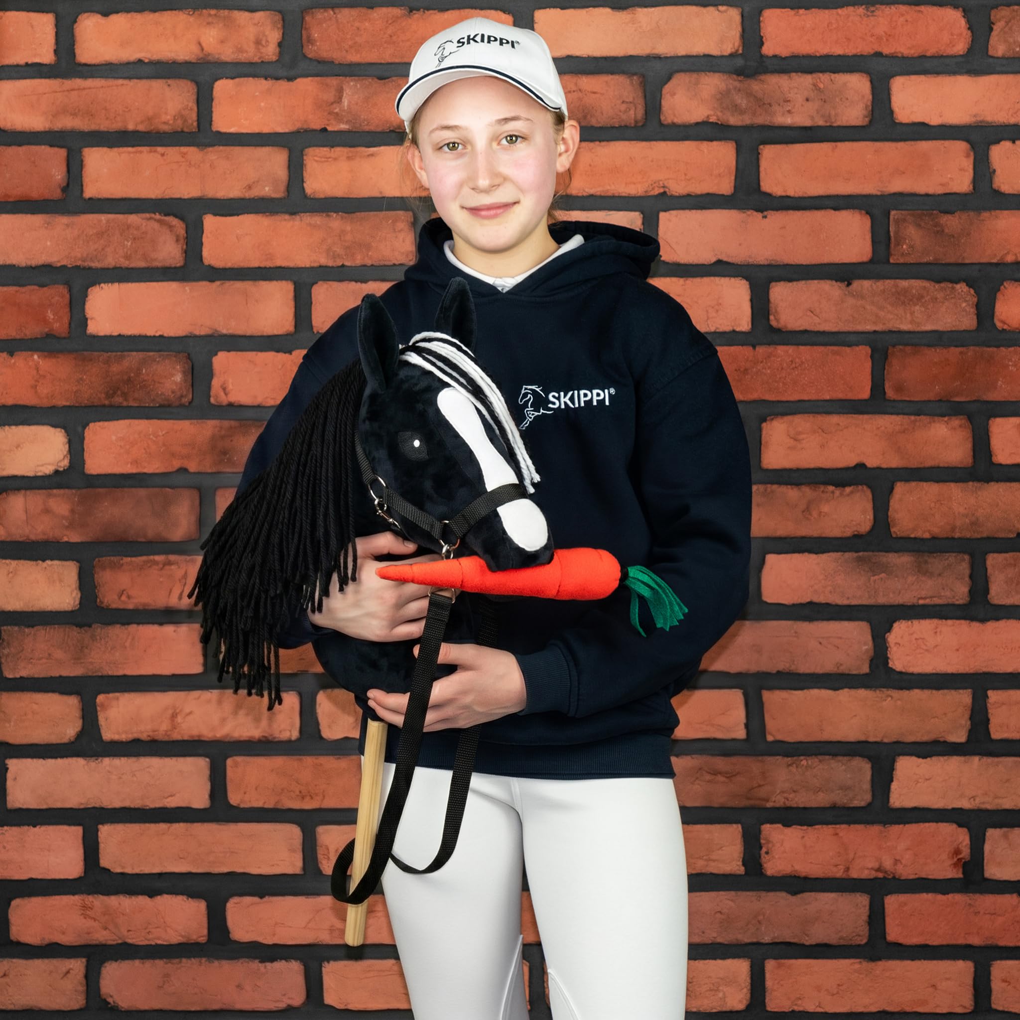 SKIPPI Hobby Horse Schwarz, A3 Steckenpferd mit Halfter und Zügeln im Set | Schwarzes Stockpferd mit Blesse und anklettbaren weißen Mähnensträhnen, Personalisierte Mähne, Hobby Horsing Pferd