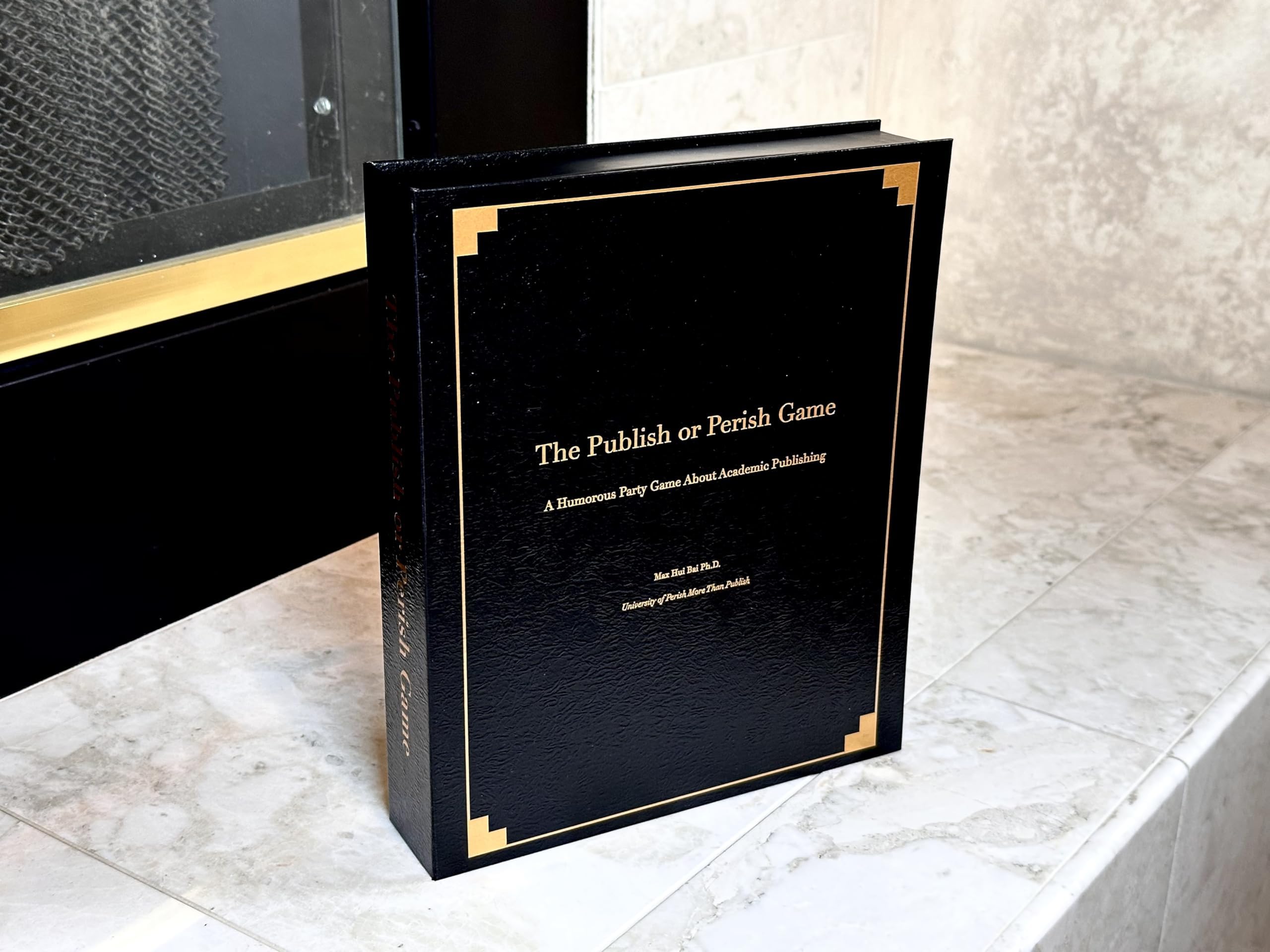 Publier ou périr : un jeu de société humoristique sur le monde universitaire | 3 à 6 joueurs | 14 ans et plus | Créé par Max Bai, docteur en philosophie. Approuvé par les pairs (édition standard).