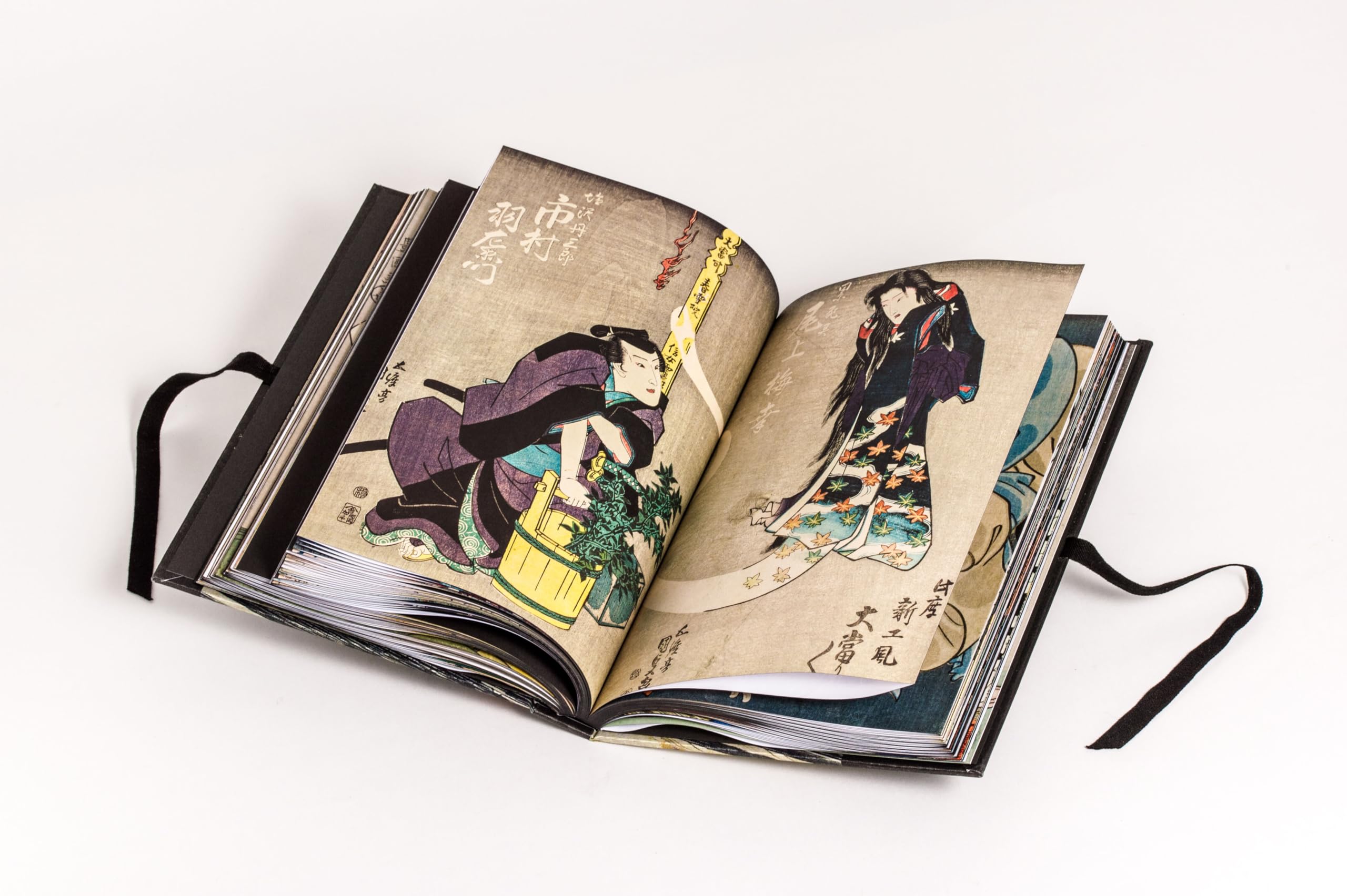 YOKAI - GEISTER: in Werken der japanischen Holzschnittkunst - vereint in einer prachtvollen Ausgabe mit Seidenüberzug, schwarzem Farbschnitt und Verschlussbändchen