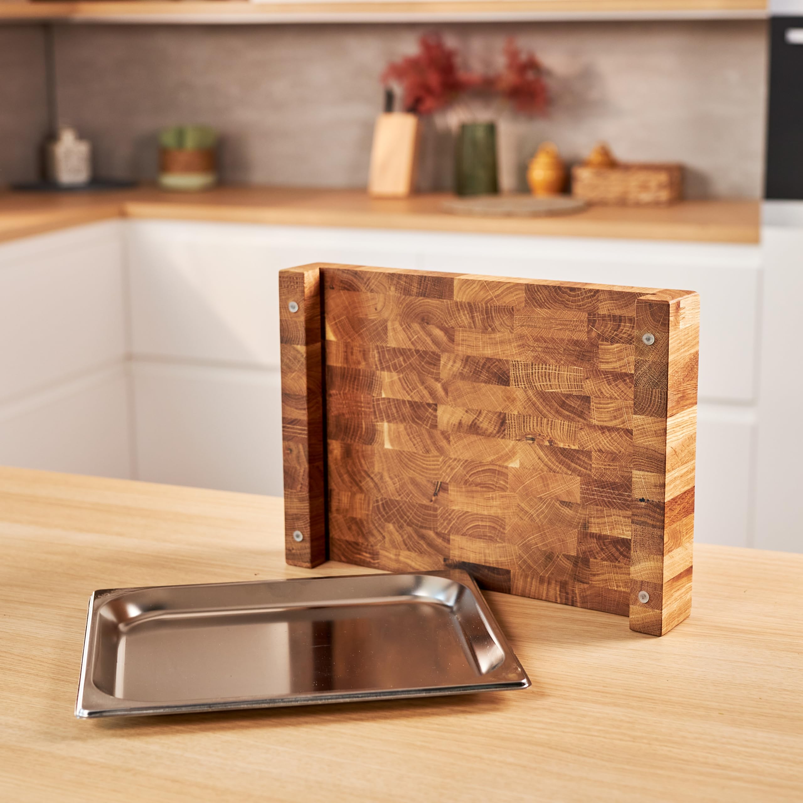 B4K® Stirnholz Schneidebrett Eiche 40×30×6 cm mit Auffangschale | Massiver Hirnholz Hackblock, Mit Auffangschale & Silikonfüßen, Antibakterielles Holz, Für Fleisch, Brot, Gemüse