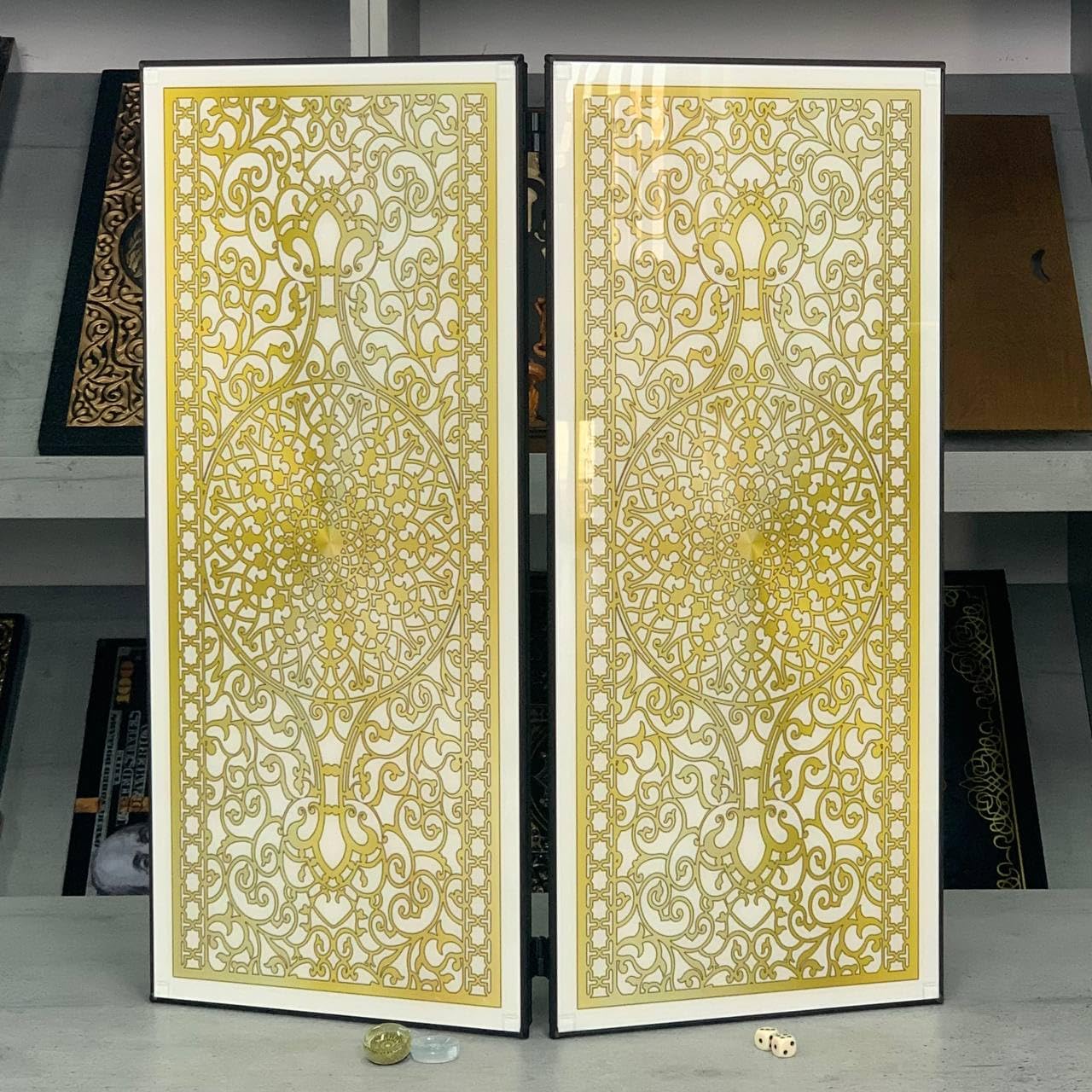 Ensemble de luxe Backgammon en verre – Édition Royal White & Gold – Jeu de société exclusif avec verre trempé et cadre en aluminium – Coffret élégant design baroque