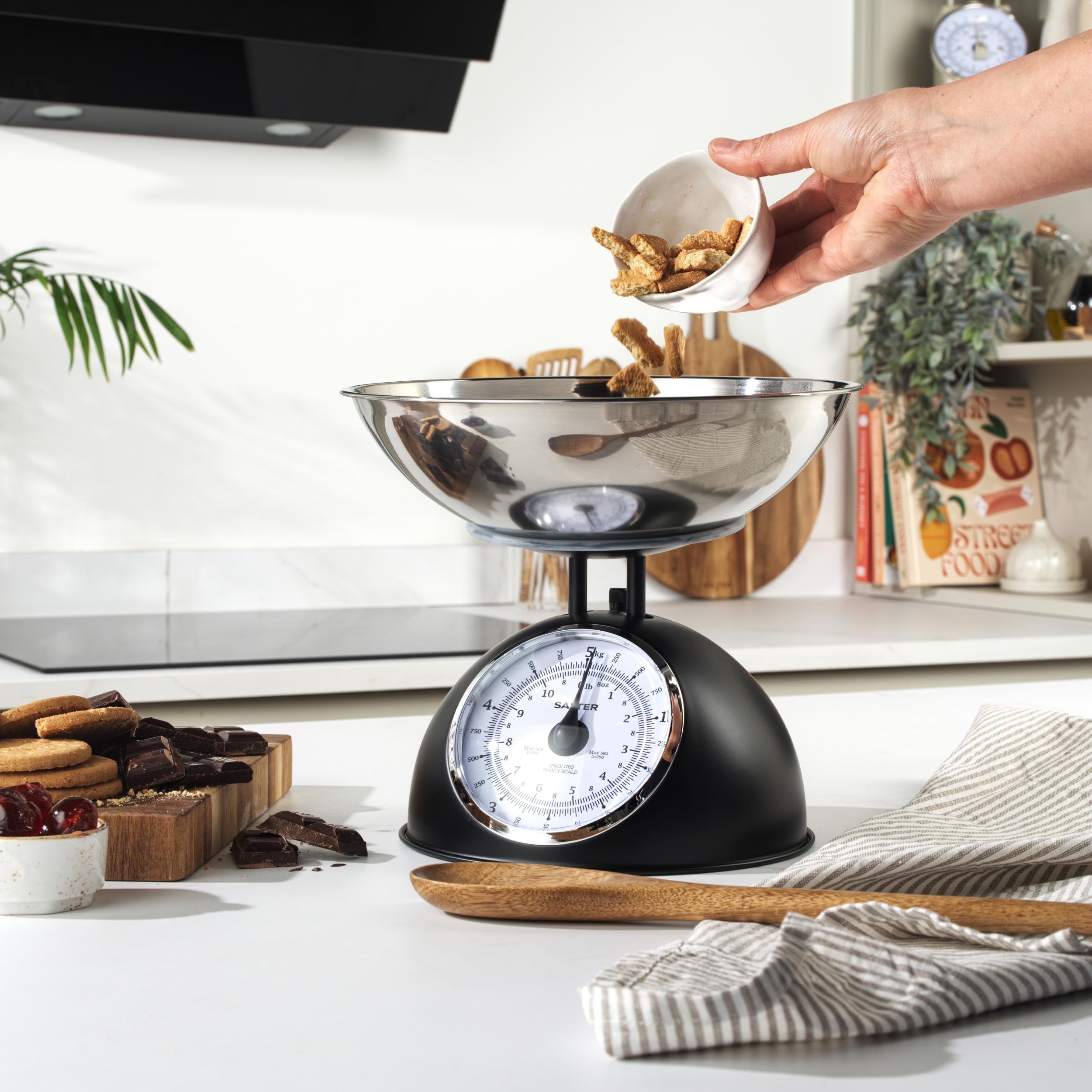 Salter Timeless Bilancia da Cucina Meccanica 5kg, Ciotola Lavabile da 2L, Senza Batterie, Nero