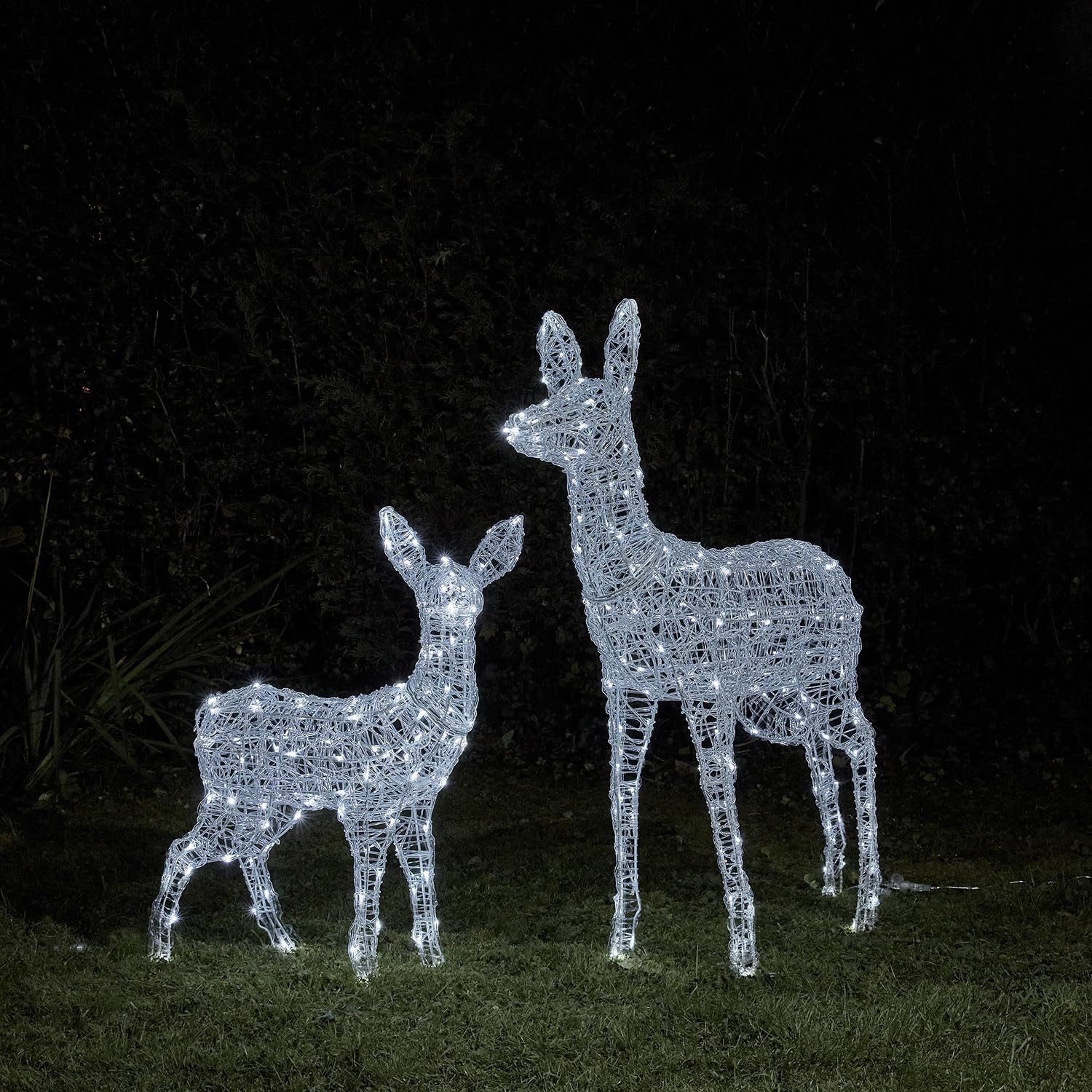 Lights4fun Set 3 in 1 Swinsty LED renna figure madre e bambino funzionamento a batteria timer illuminazione natalizia per esterni e interni