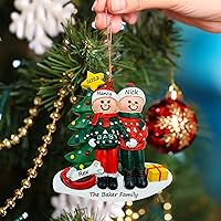 Vista 2 de Adorno Colgante de Pareja Embarazada y Perro - Adorno de Navidad para Esperando con Hueso de Perro, Personalizado