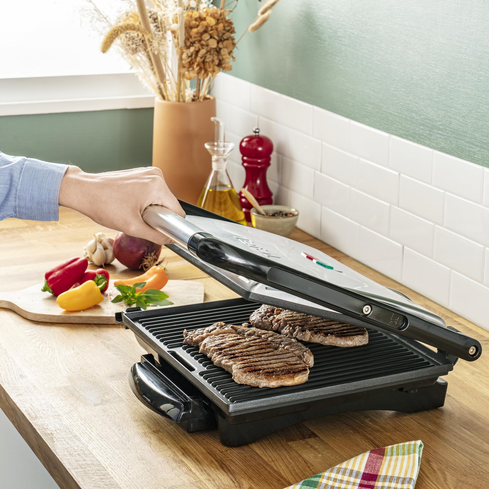 Tefal GC241D12 Grill carne e panini multifunzione, 2000 Watt da riporre in verticale, Nero/Argento
