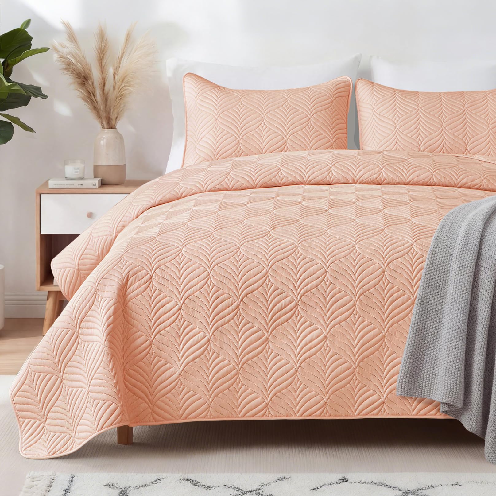 Whale Flotilla Extra Soft King Quilt Bedding Set, Lightweight Blush Pink Bedspreads Quilt King Size with Modern Pattern, Reversible 3-Piece Coverlet