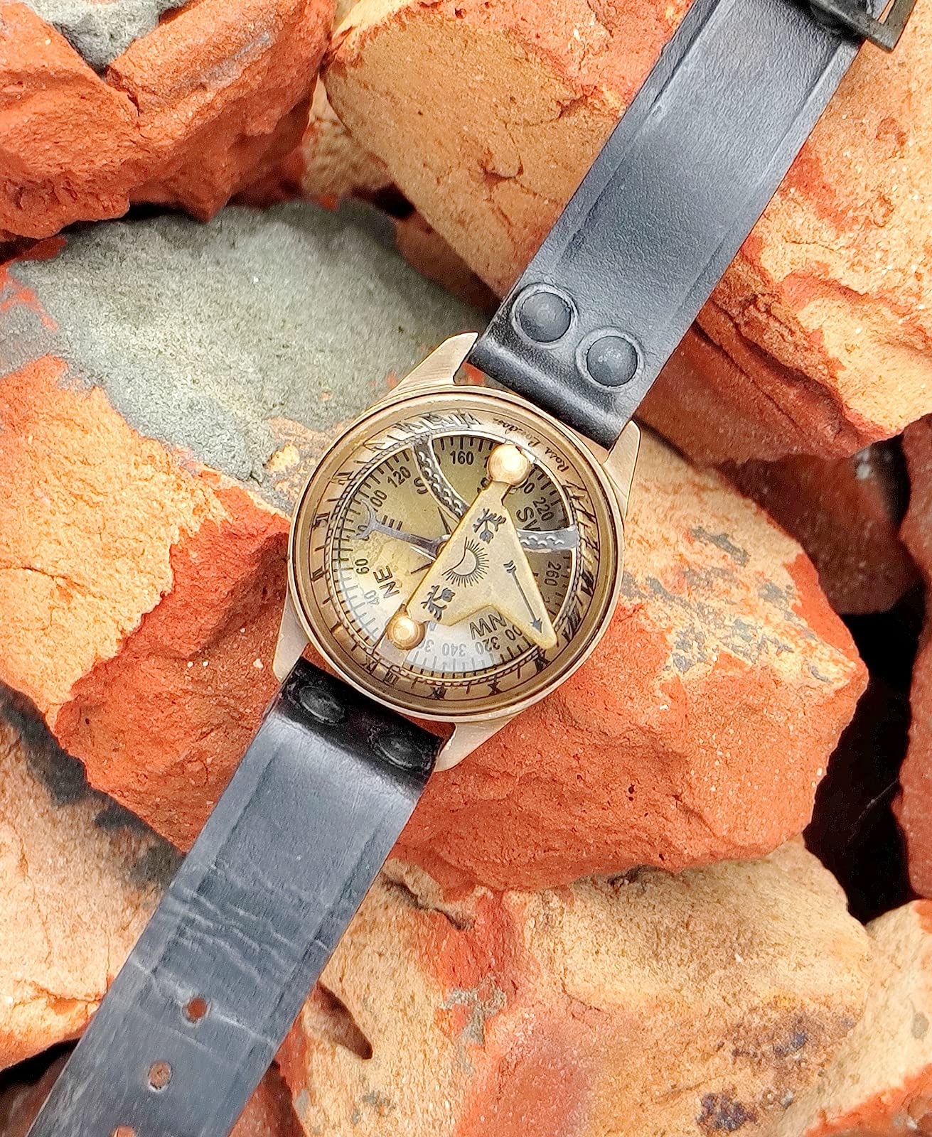 Montre à boussole antique gravée marron - Cadeau de mariage rustique - Cadran solaire - Boussole - Pour homme - Cadeau de mariage ou d'anniversaire