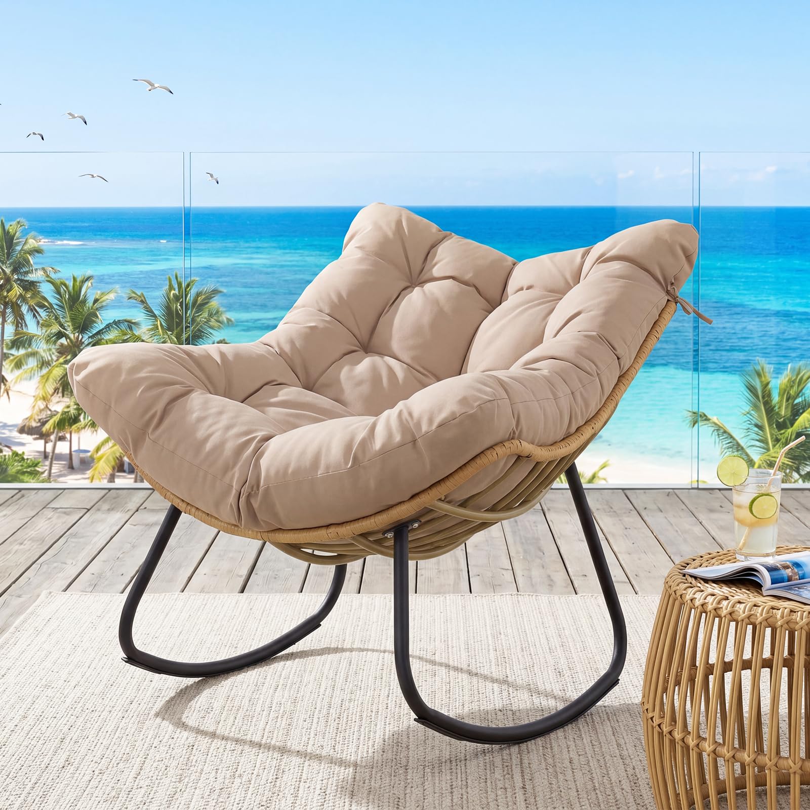 COSTWAY Fauteuil à Bascule Exterieur Interieur XXL, Fauteuil de Jardin en Rotin PE Tressé, Cadre en Métal, Coussin Épais Amovible, Rocking Chair pour Balcon Salon Porche, Charge 140 kg (Beige)