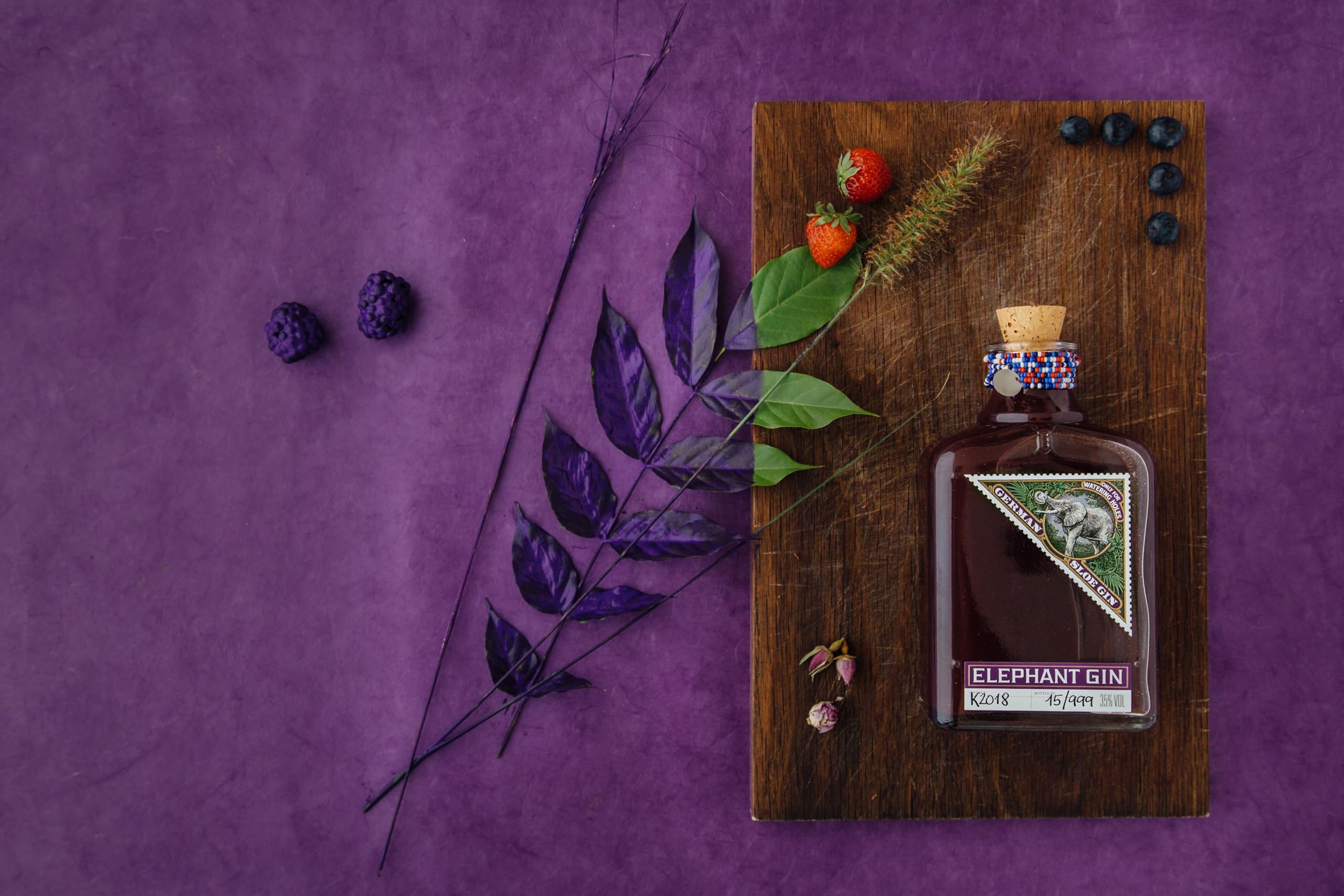 Elephant Sloe Gin mit Maasai Glasperlen - Leicht süß und feinfruchtig - Perfekt pur auf Eis, als Gin & Tonic und als Cocktail-Mixer für Negroni -35% vol., 500ml