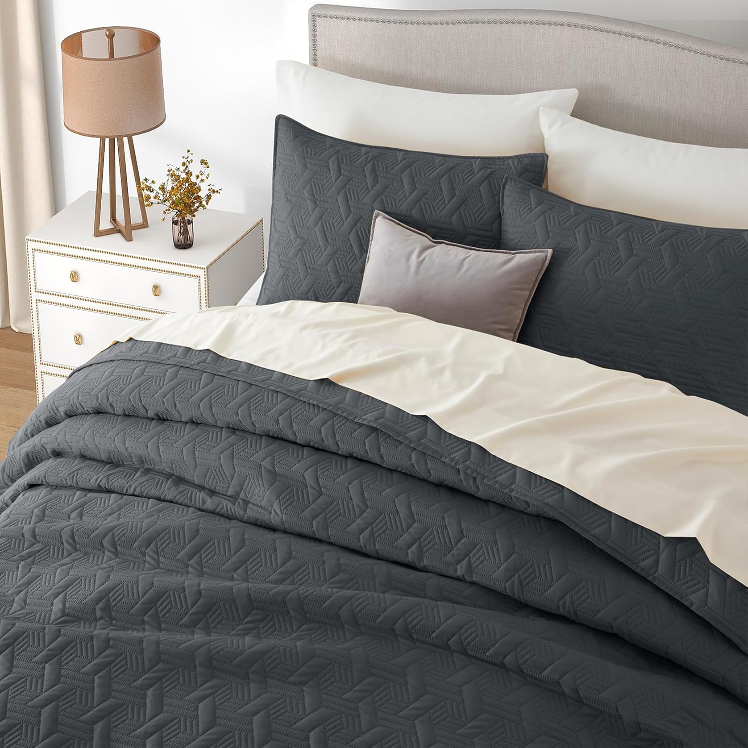Lavsiry Dark Grey Queen Size Quilt Bedding Set with Pillow Shams, Summer Lightweight Bedspread Coverlet, Soft Quilted Blanket Thin Comforter for All Seasons