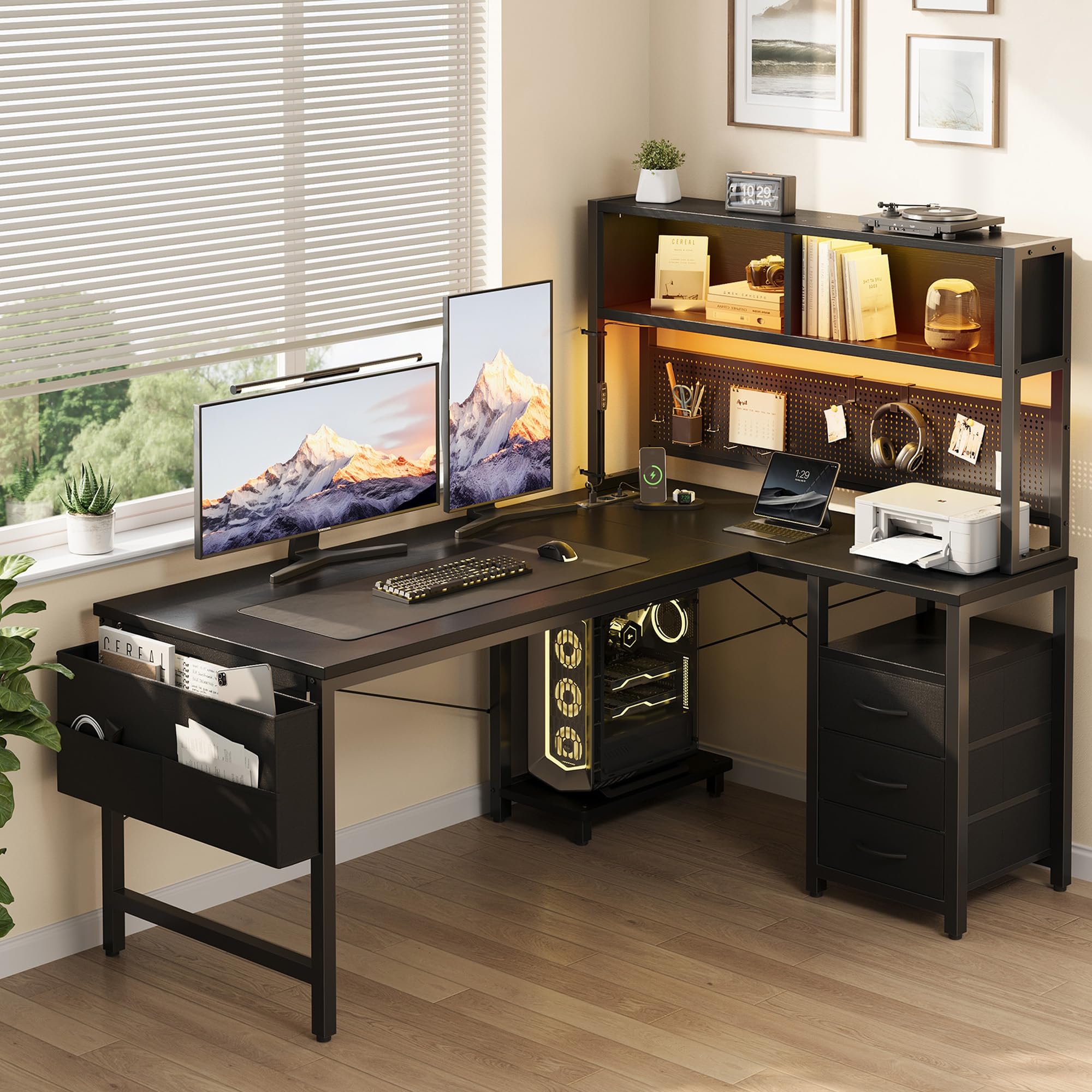 YOUDENOVA Bureau d'angle en L Réversible, Bureau Gaming avec Panneau Perforé et Étagères, Bureau avec LED et Prises, 3 Tiroirs et Poche de Rangement, Table pour Salon Domicile 135x100 cm Noir
