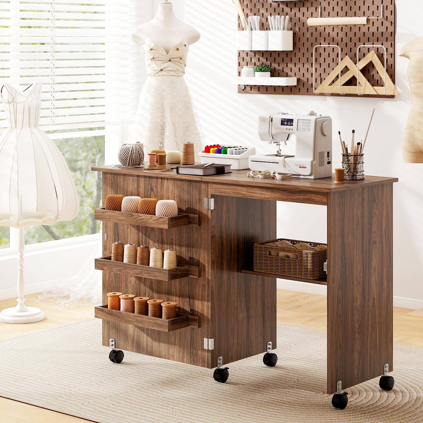 GIANTEX Table Couture Pliante, Meuble Machine à Coudre avec 4 Étagères pour Travaux Manuels, 5 roulettes, Armoire Couture avec Rangement pour Petits Espaces (118,5 x 40 x 79,5 cm, Marron)