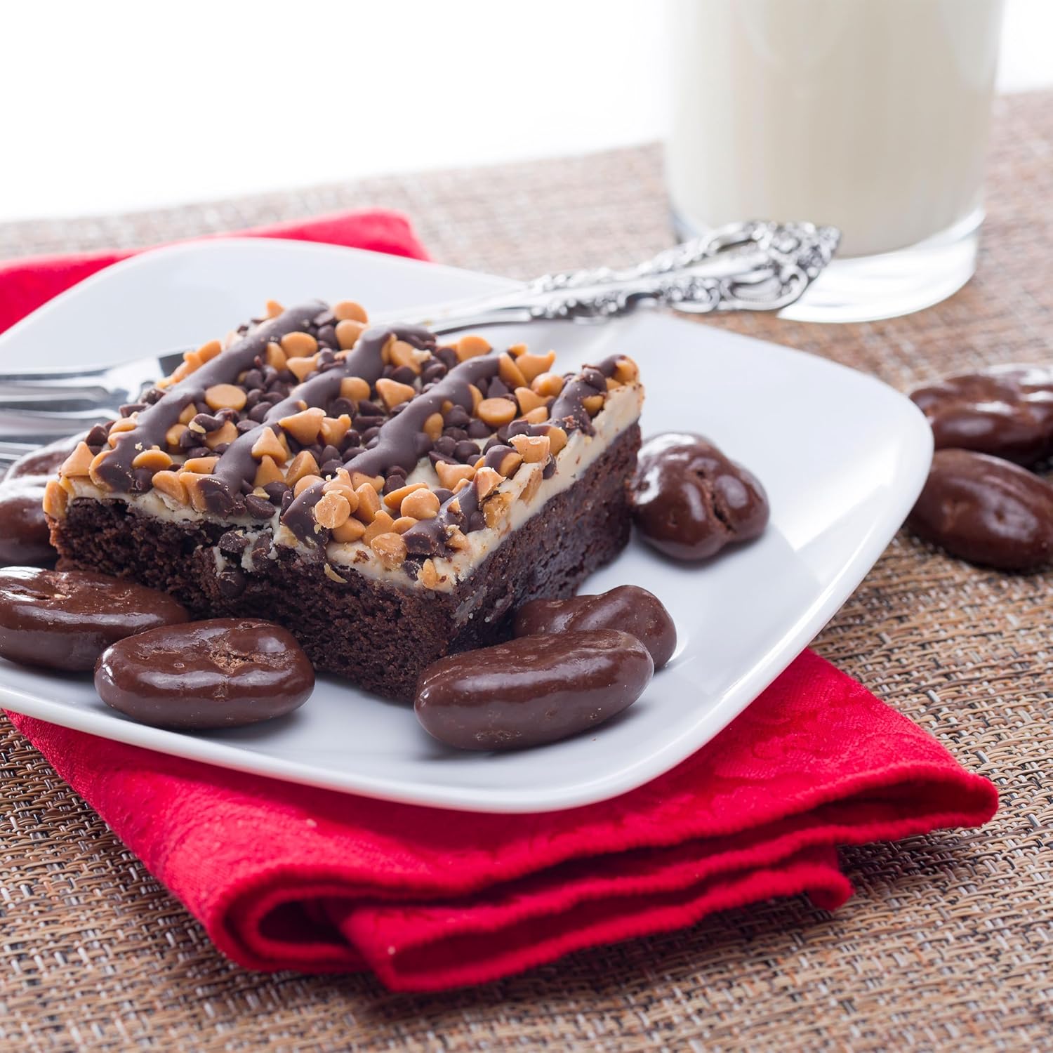 Yupik Dark Chocolate Pecans, 60% Cacao, 2.2 lb (35.2 oz), Kosher, Chocolate Nuts, Pecans Dipped in Rich Dark Chocolate, Crunchy & Smooth, Chocolate Candy, Sweet Snack, Ideal for Baking & Decorating