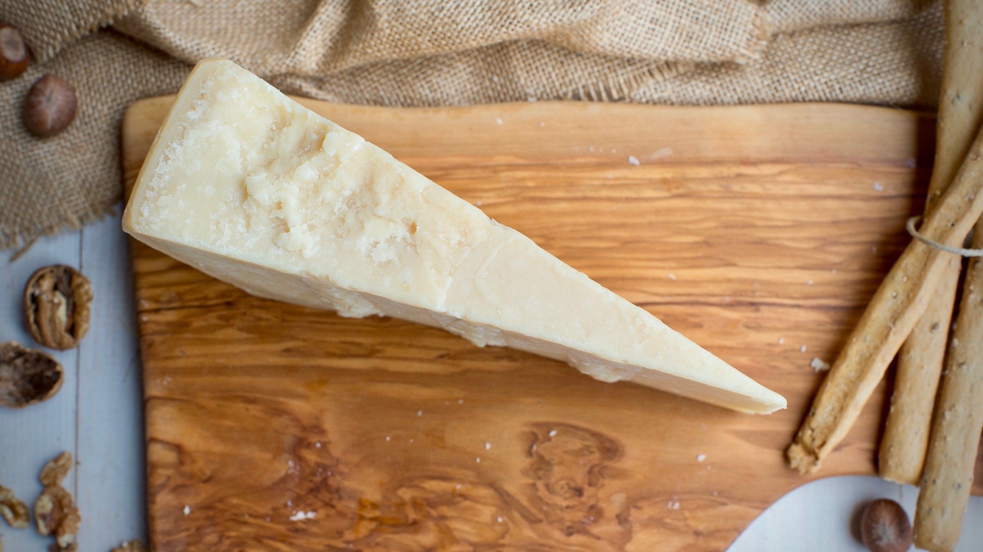 Parmesankäse g.U. Saison 24 Monate 600GR - Made in Italy - Parmigiano Reggiano DOP Stagionato 24 Mesi EMILIA FOOD LOVE (0.6)