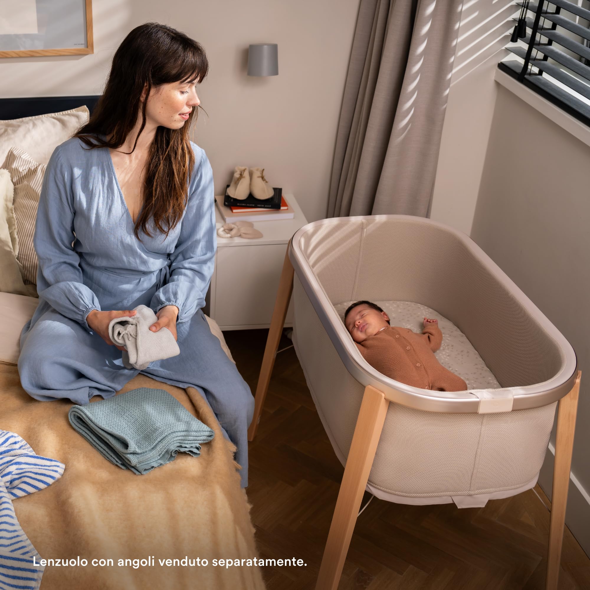 Culla Stokke Snoozi, Sandy Beige - Cresce con i bambini dalla nascita ai 9 mesi - Design portatile e leggero - Include materasso rigido