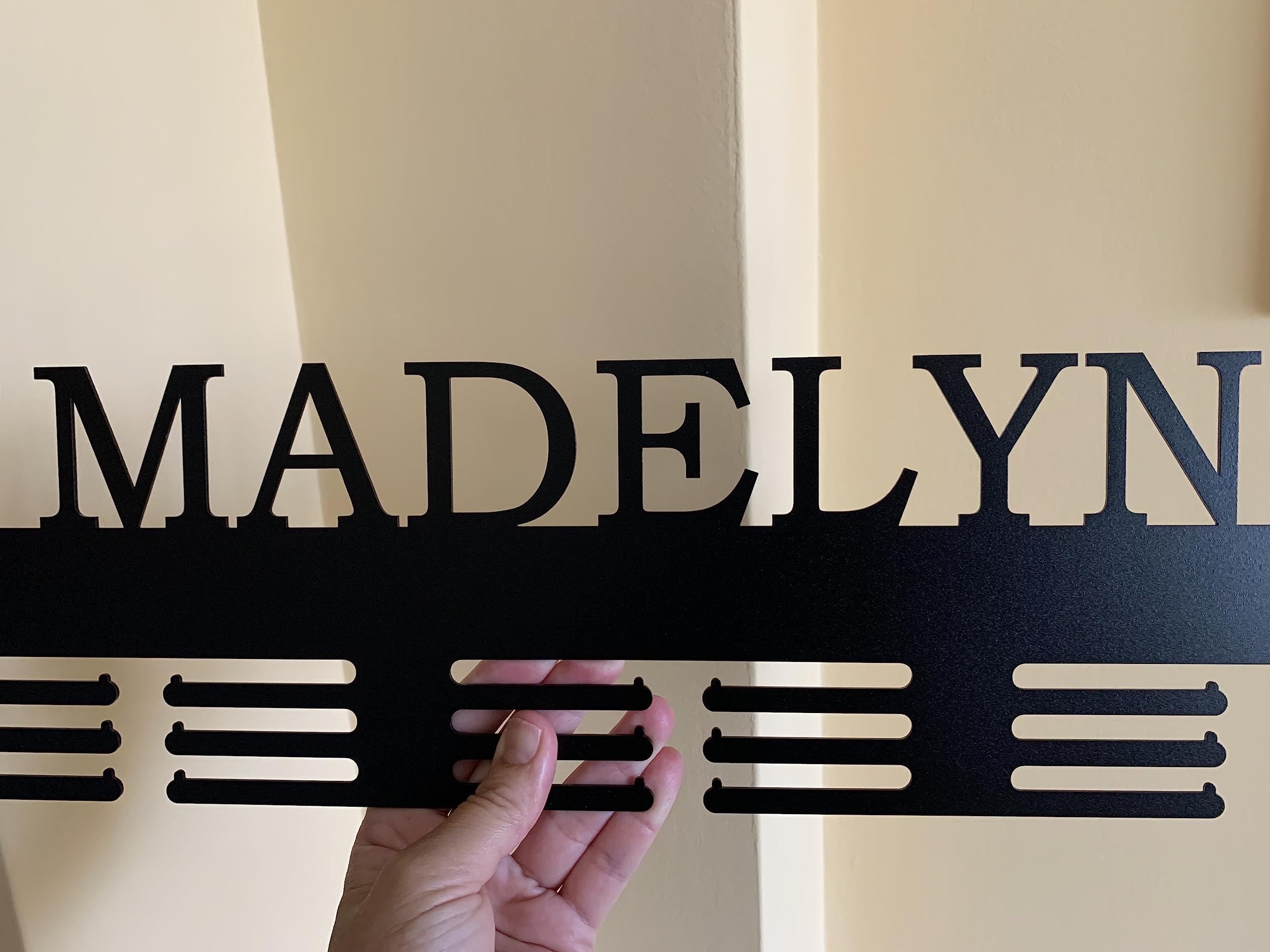 Porta Medaglie Personalizzato con Nome o Testo, Appendi Medaglie Sportivo in Metallo da Parete, Espositore per Medaglie da Corsa, Dimensioni Disponibili