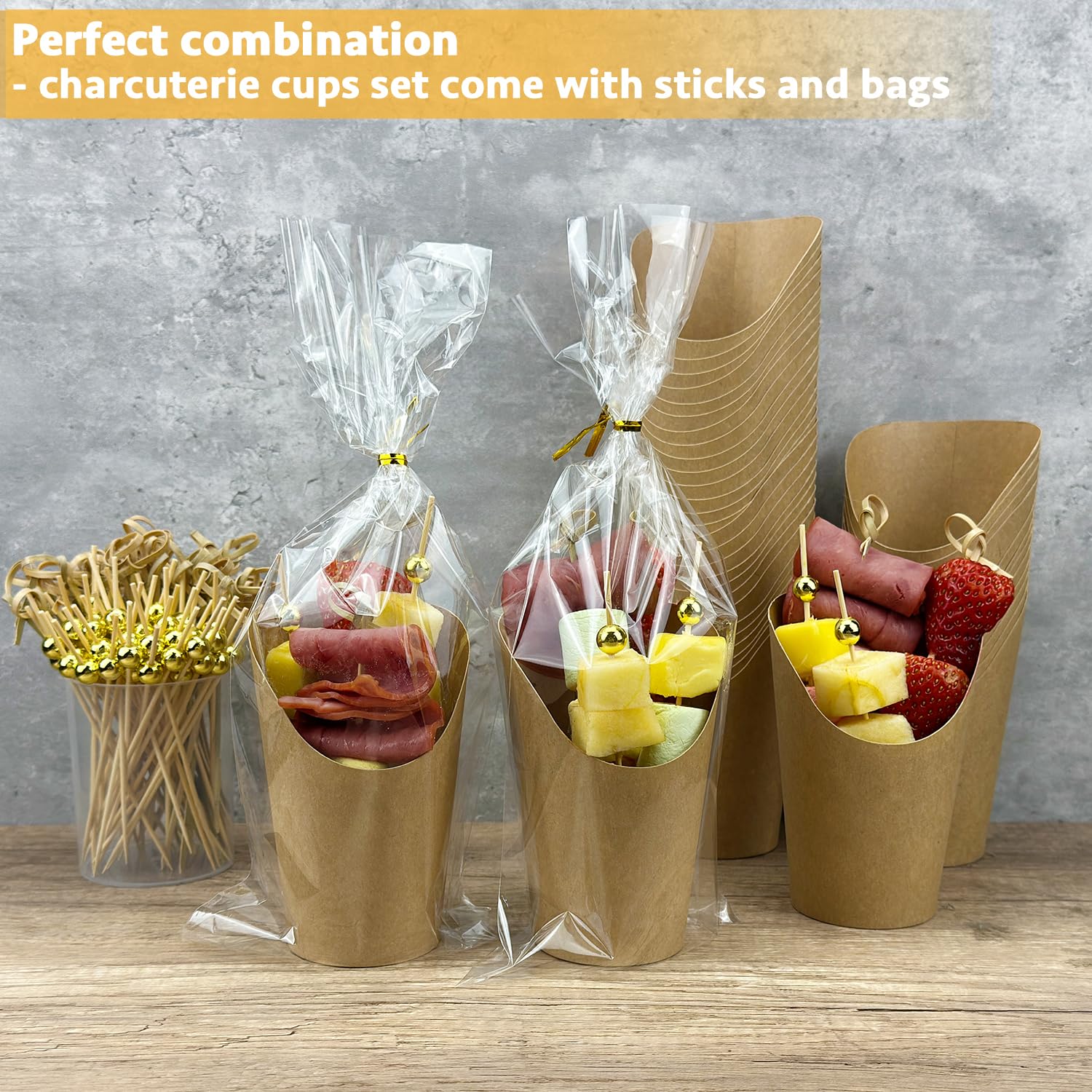 CAMKYDE 50 juegos de vasos desechables para charcutería con palitos y bolsas, 12 onzas de papel kraft marrón para aperitivos, aperitivos, soporte para patatas fritas con palillos de cóctel (50 tazas +